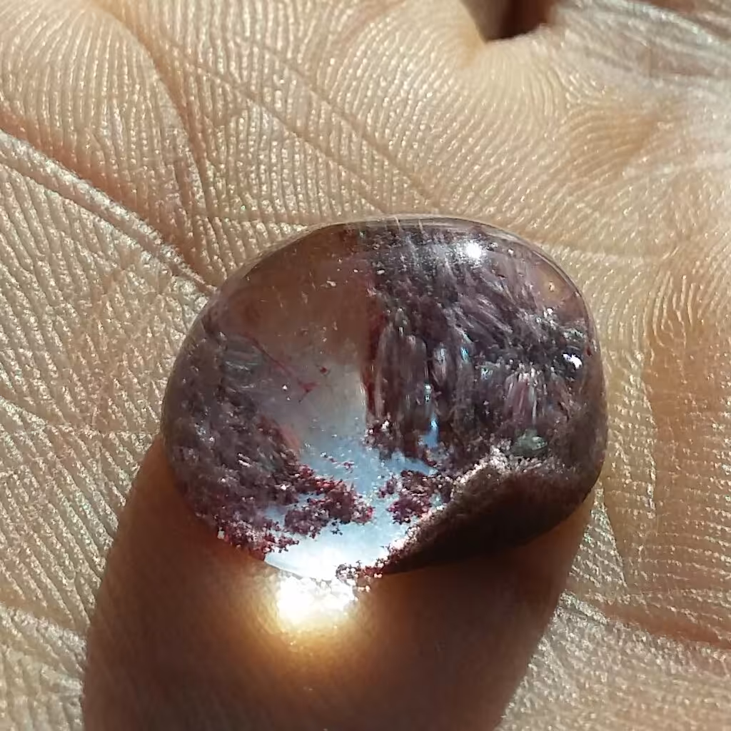 نگین فانتوم کوارتز بسیار خاص و چشم نواز
کاملا طبیعی شاهکار خلقت
تراش دامله بی نظییییر خارق العاده
کد 9262