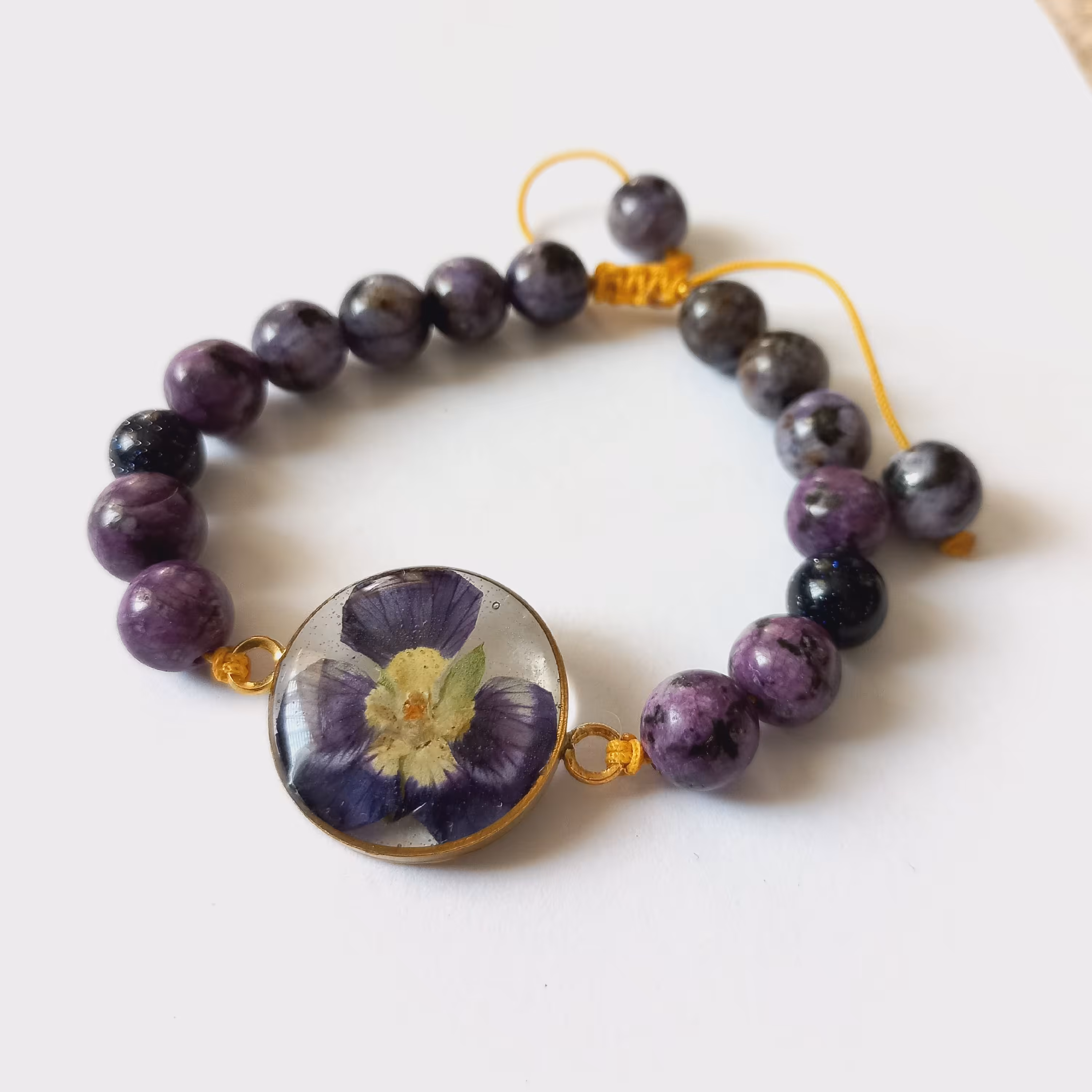 دستبند رزینی گل بنفشه طبیعی با سنگ جید