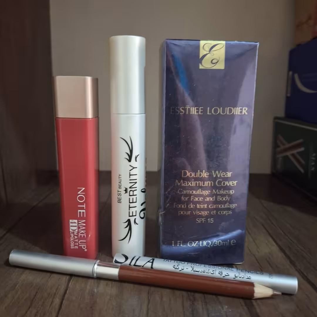 پک آرایشی کاربردی شامل کرم پودر و ریمل و رژ و مداد ابرو 