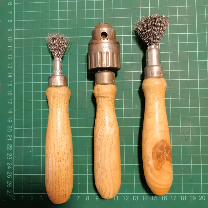 دست ساز 3 (پک سه عددی) شامل مته دستی، برس سیمی دستی کوچک و برس سیمی بزرگتر  بدون لوازم جانبی 