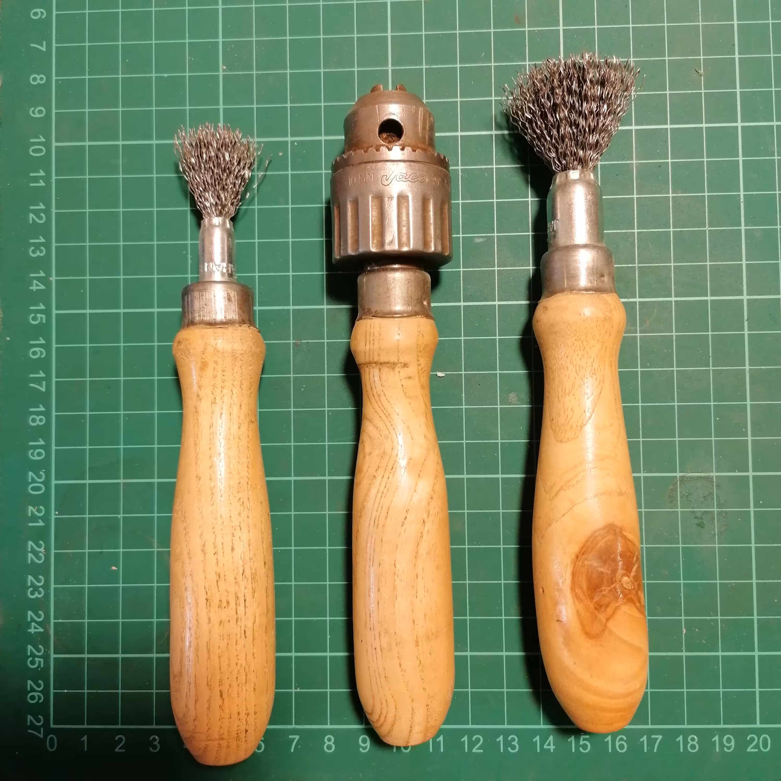 دست ساز 3 (پک سه عددی) شامل مته دستی، برس سیمی دستی کوچک و برس سیمی بزرگتر  بدون لوازم جانبی 