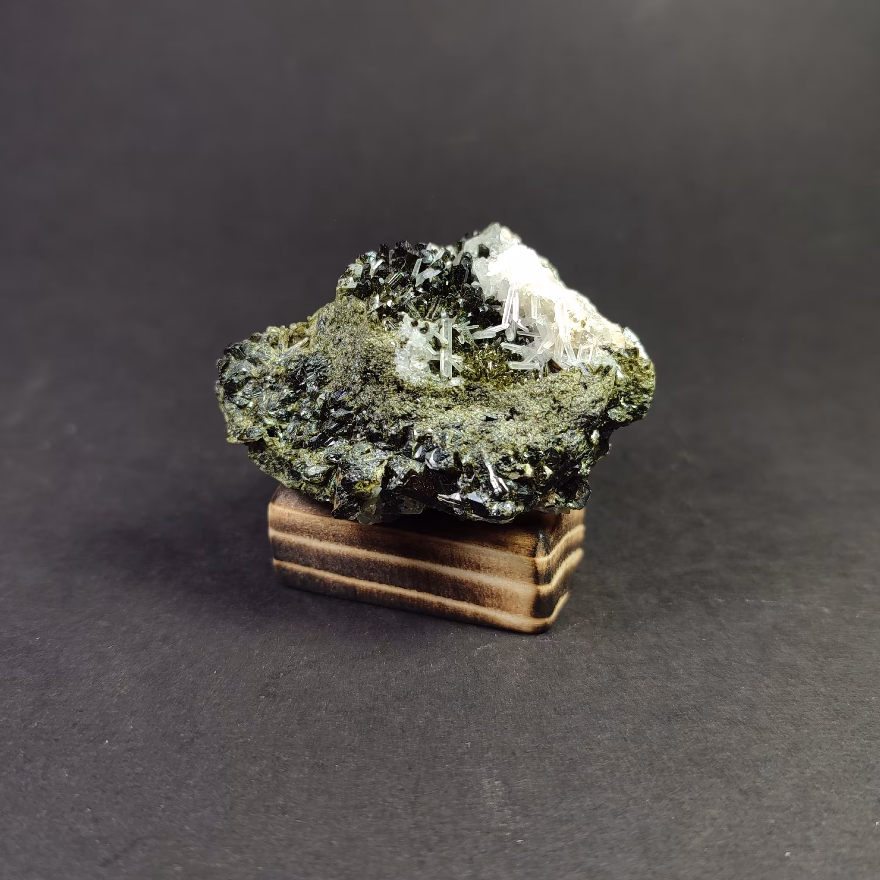 سنگ اپیدوت هم رشدی با کوارتز سوزنی به همراه پایه چوبی