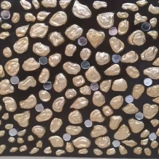 تابلو برجسته طرح قلوه سنگ . ورق طلا و آینه کاری شده . در ابعاد 30 در 30 . 