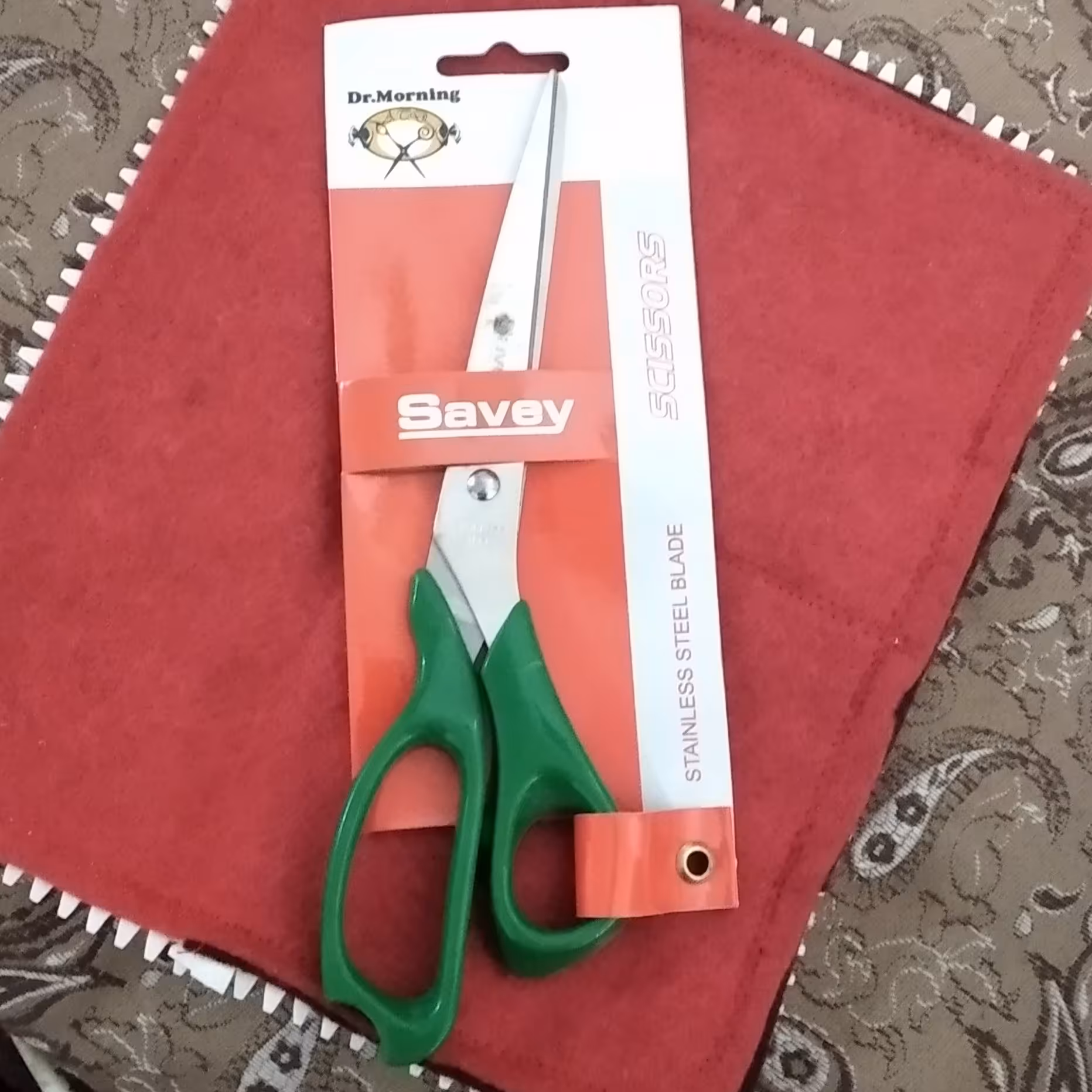 قیچی خیاطی و کاغذ، تیغه 6 