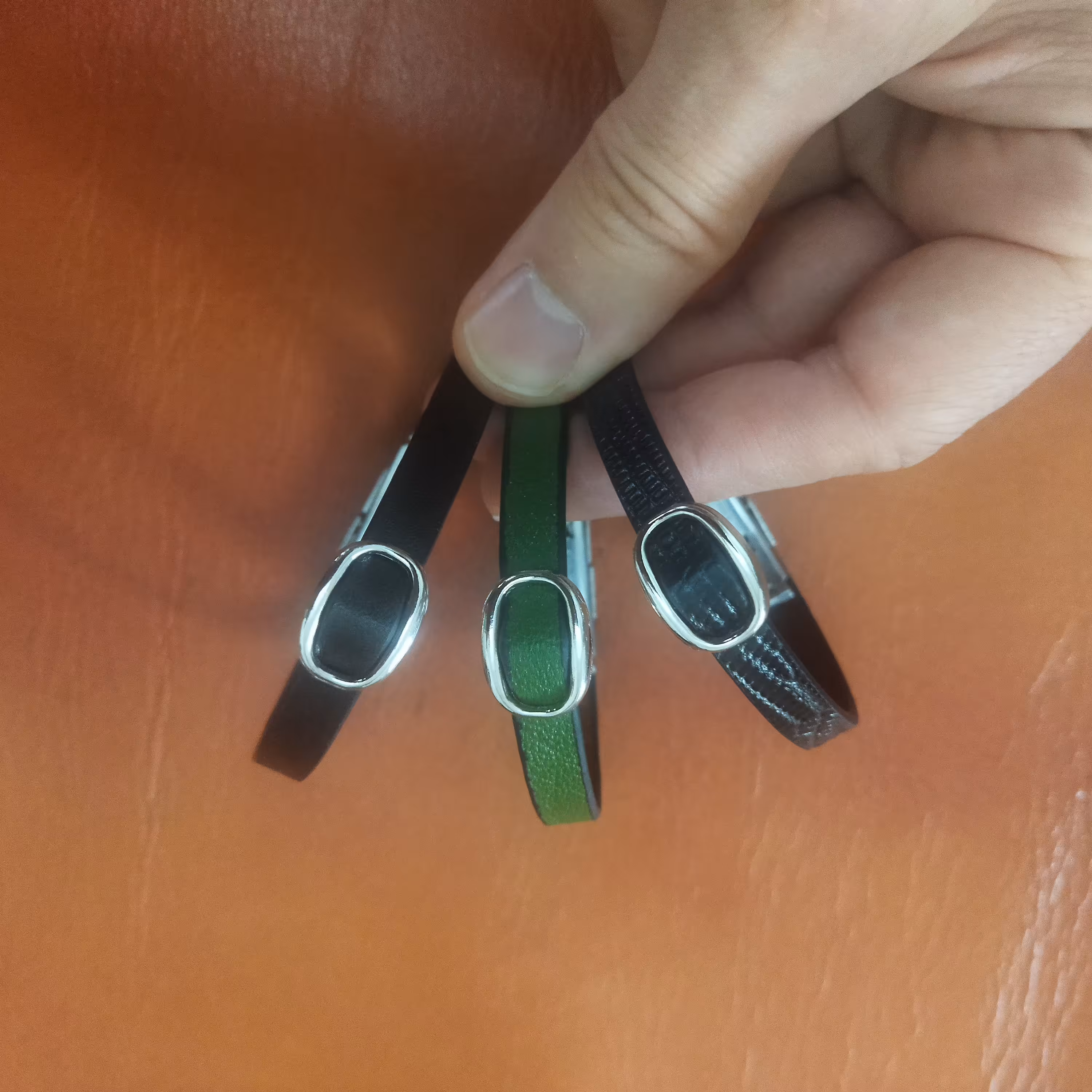 دستبند چرم طبیعی سگک دار طرح ساده