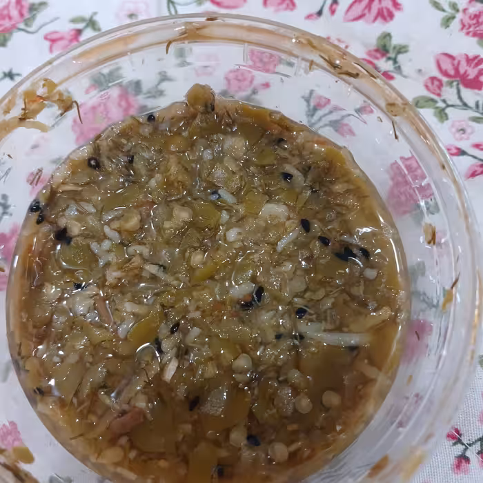 انواع ترشی های مخلوط و شور و زیتون پرورده موجود است