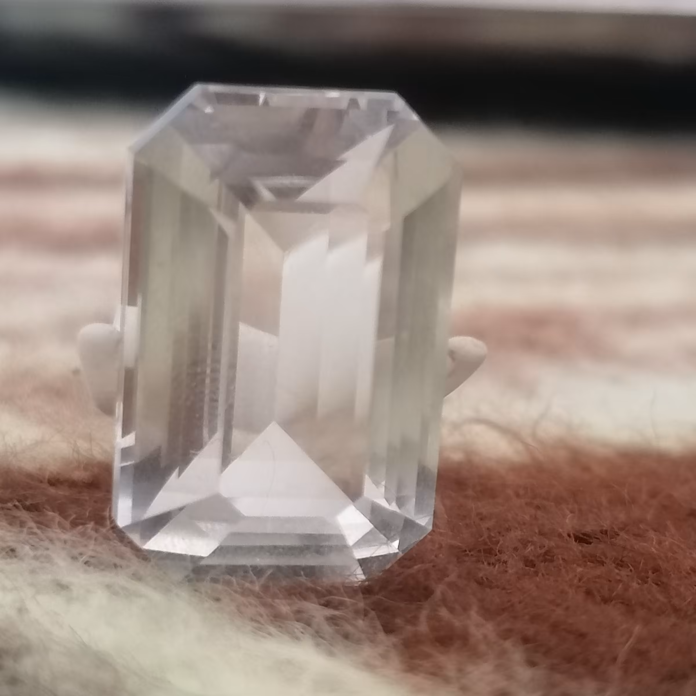  در نجف تراش زمردی جواهری زیبا و آبدار بسیار شفاف و پرتلالو بدون رگه و ناخالصی 