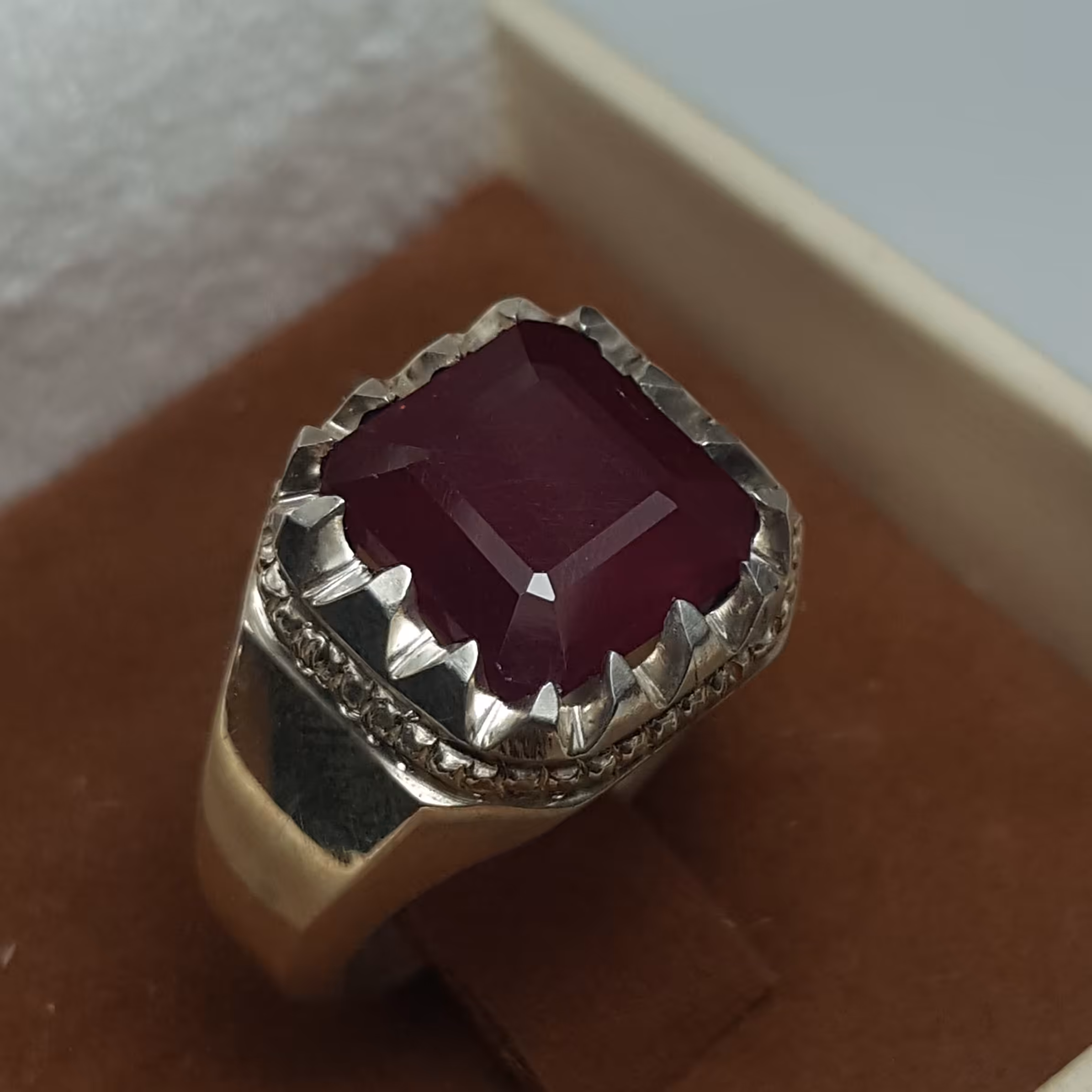 نگین یاقوت سرخ دانه اناری معدنی آفریقایی 
رکاب دست ساز مدل فیلی اسپرت ساده 
وزن نگین 8قیرات 
