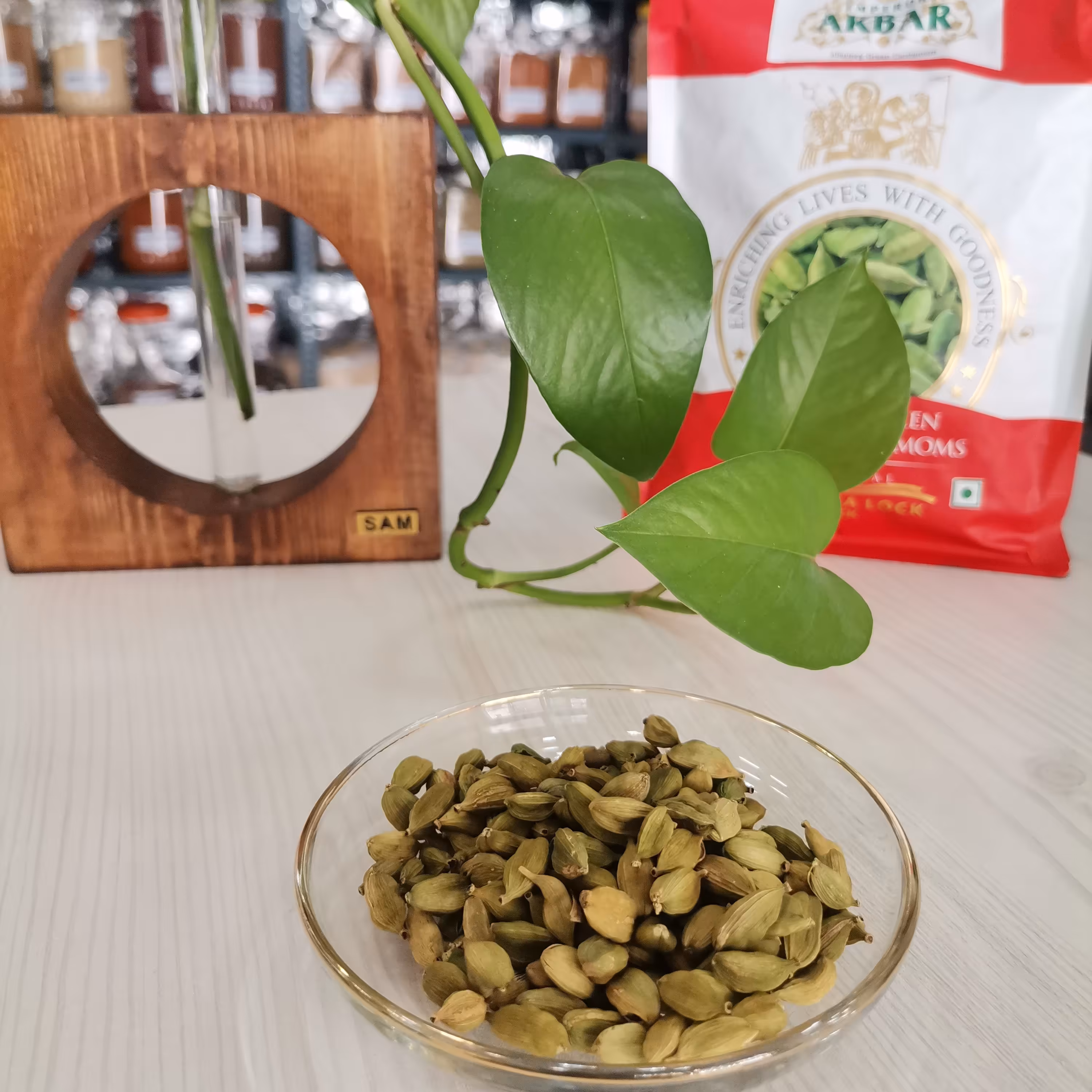 هل اکبر قرمز اعلا خانه ادویه در بسته بندی 30 گرمی  تمیز  و بهداشتی