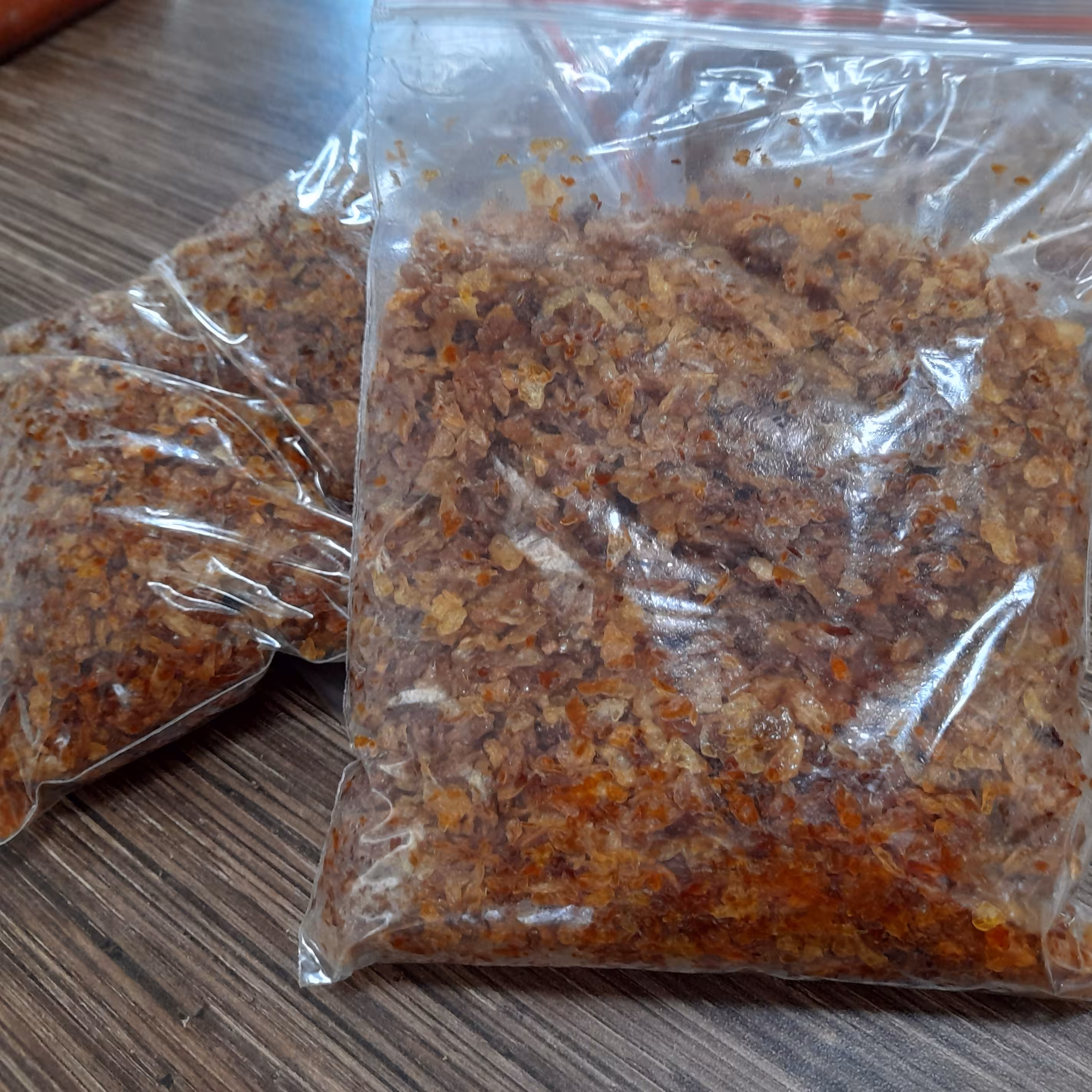 پیاز سرخ شده ی پفکی در بسته بندی نیم کیلویی