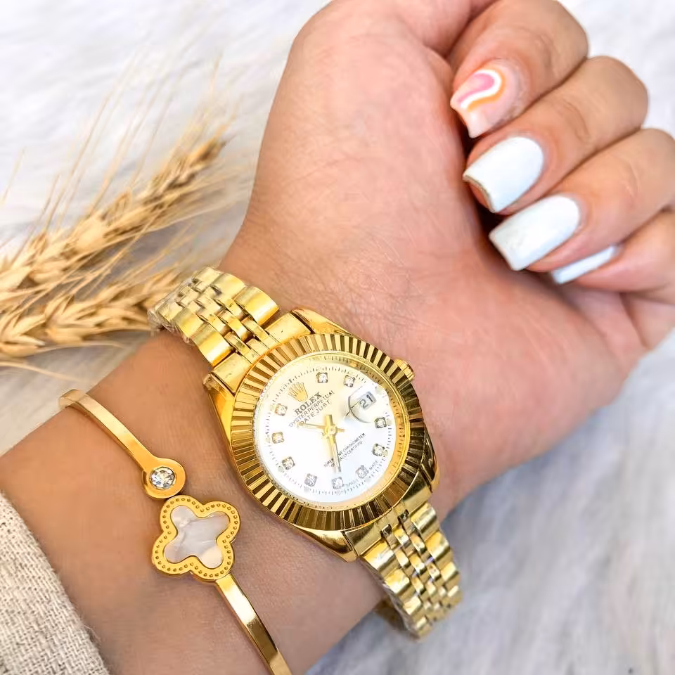 ست ساعت  مچی زنانه و دخترانه برند  رولکس مارک بنداستیل طلایی صفحه سفید همراه با دستبند النگویی طلایی ارسال رایگان لاکچری