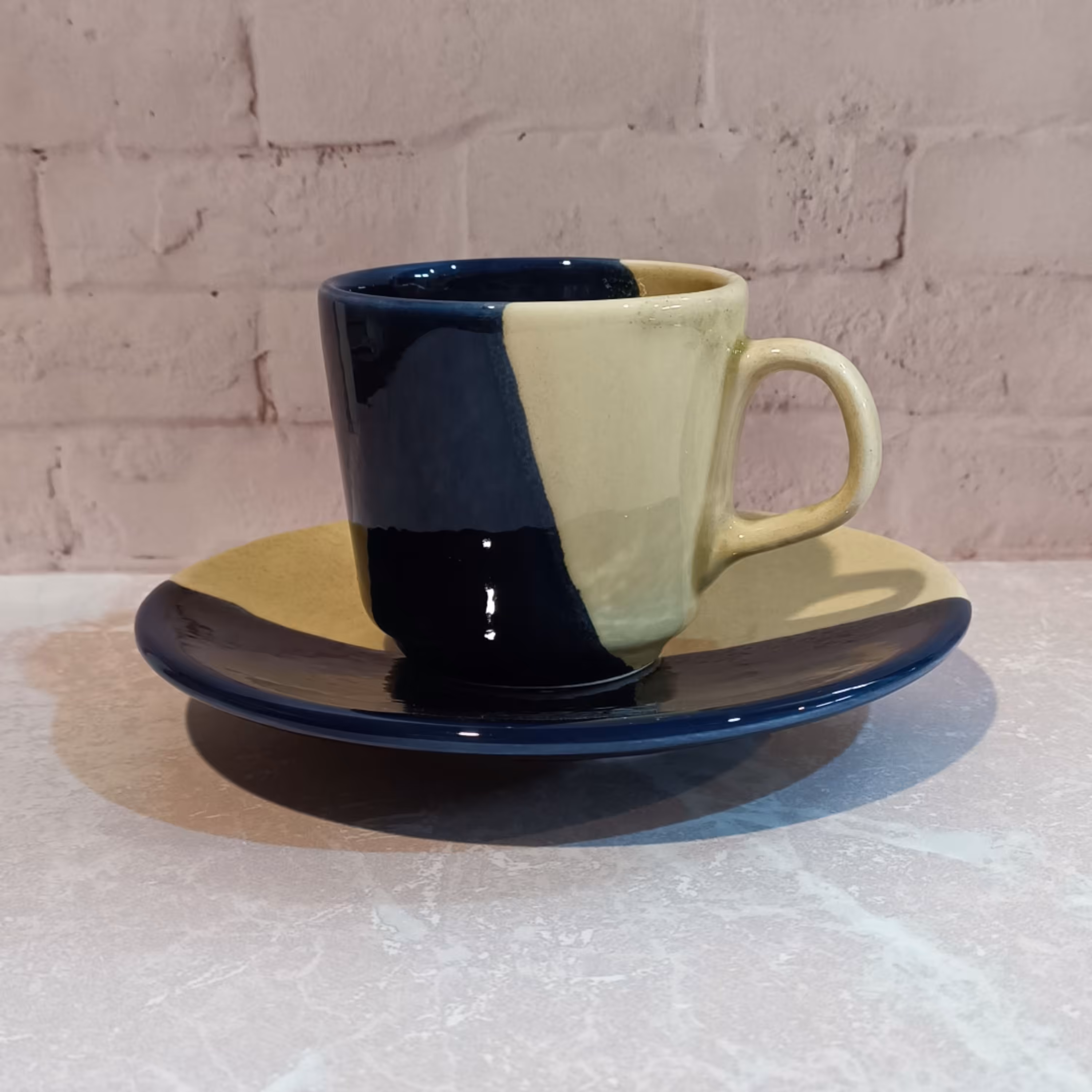 فنجان رنگی بهمراه نعلبکی با رنگهای متفاوت