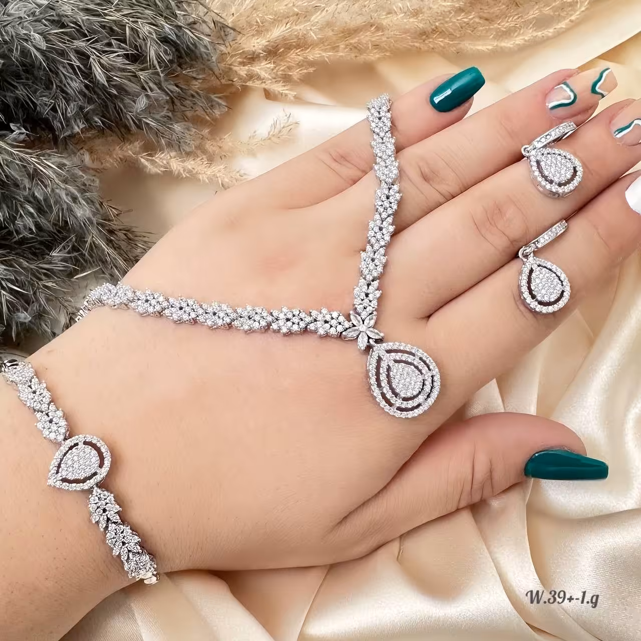 سرویس نقره با عیار 925. آبکاری طلا  رنگ ثابت تضمینی  مناسب برای شیک پسندها  و هدیه دارای فاکتور معتبر و ارسال رایگان 