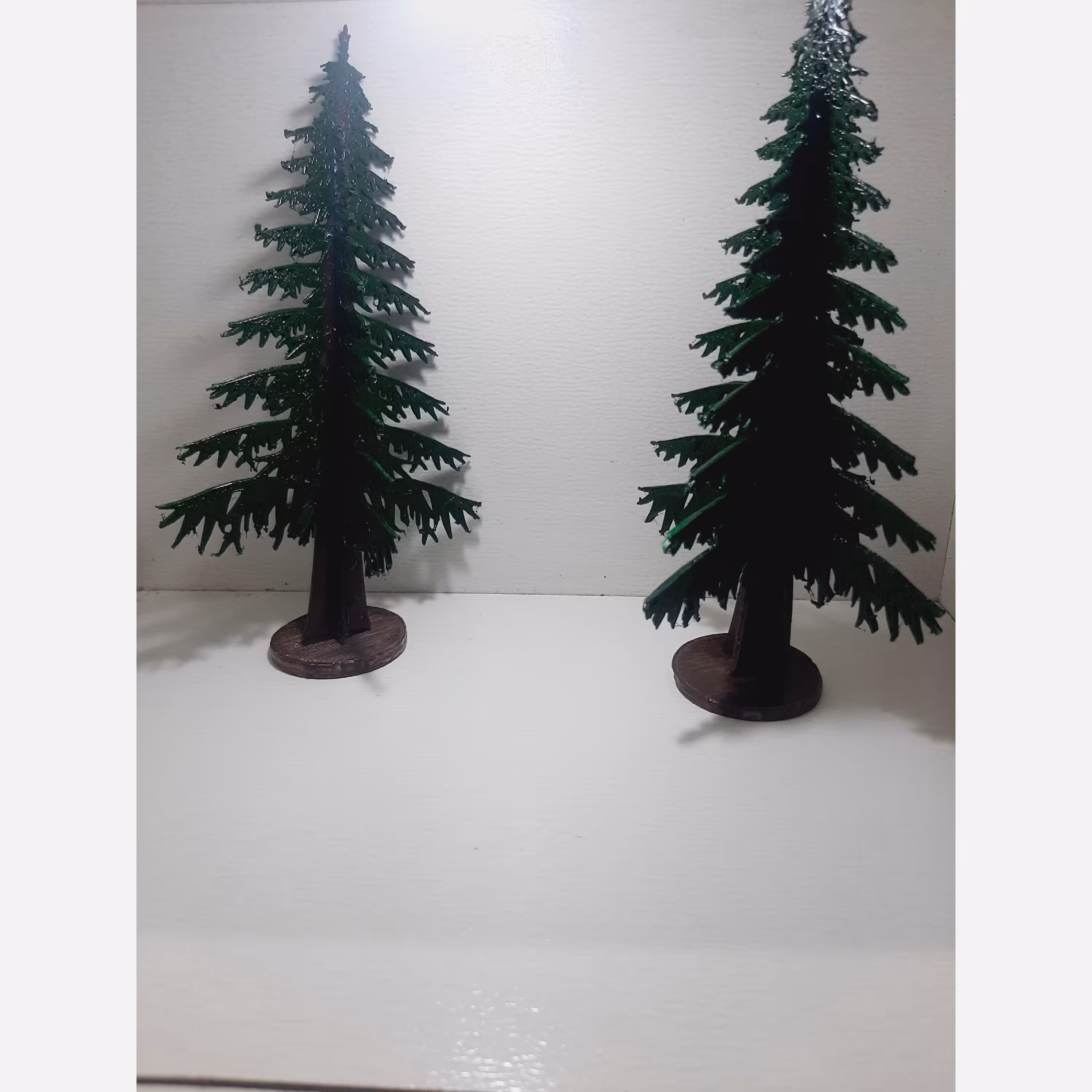 درخت کاج مینیاتوری  رنگ سبز تیره طول 19سانت عرض 7سانت وزن 30گرم