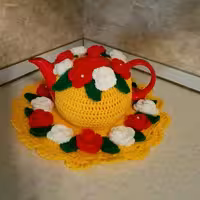 کاور قوری بافتنی هم به عنوان گرم نگه داشتن چای و هم زیبا یی فضای آشپزخانه قابل استفاده است.