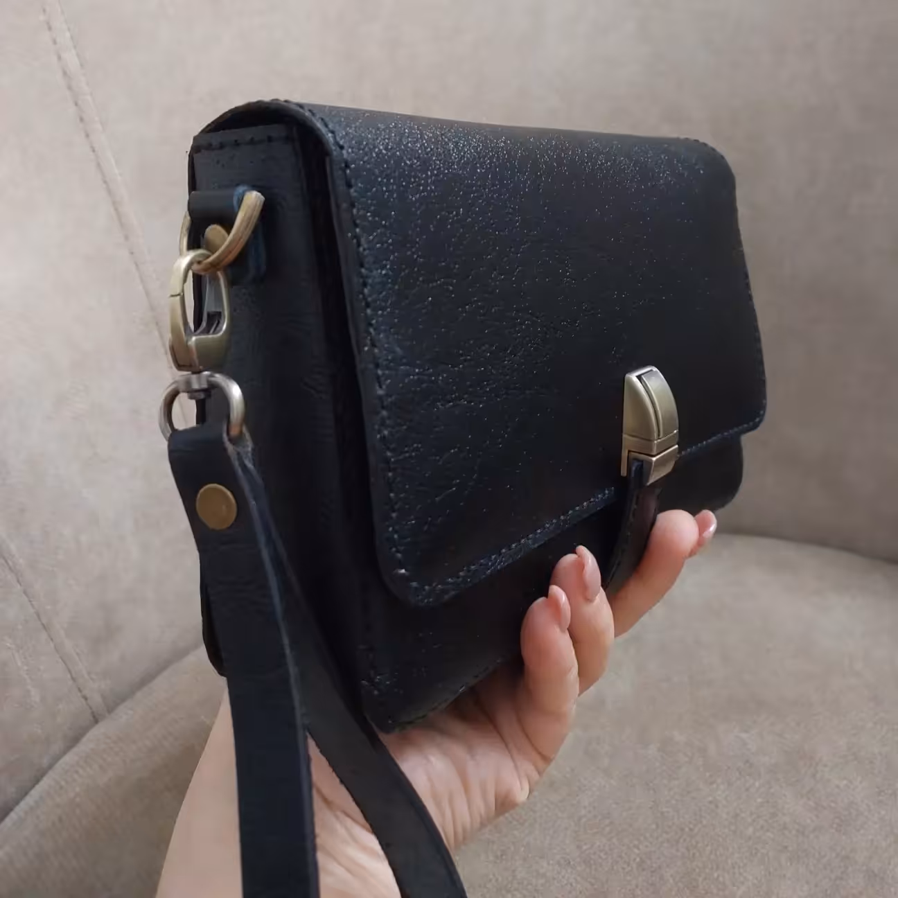 کیف دستی،دوشی،اسپرت،چرم طبیعی دست دوز ،رنگ چرم،ابعاد به دلخواه مشتری 