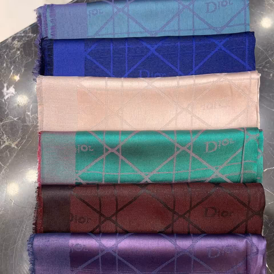 روسری نخ ابریشم ژاکارد دورو لمه دار طرح دیور خطی با رنگبندی (ارسال رایگان)