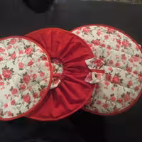 دمکن ،سه تکه رنگ قرمز، برند هنرتیارا، داخل پشم شیشه ، مطلسه دوزی، وزن 1000گرم