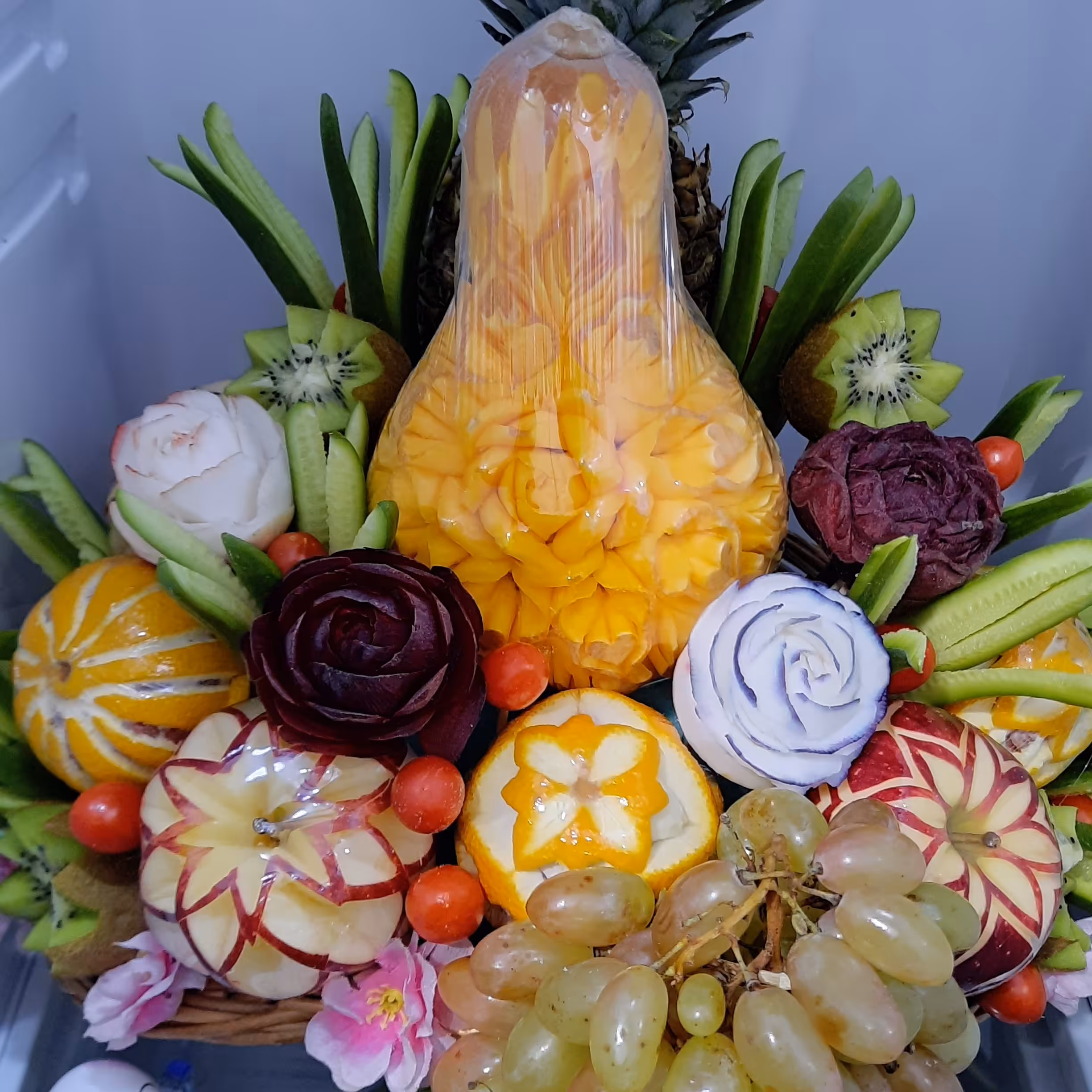 حکاکی میوه و میوه ارایی شب یلدا و یخچال عروس بابهترین کیفیت و قیمت پذیرفته میشود