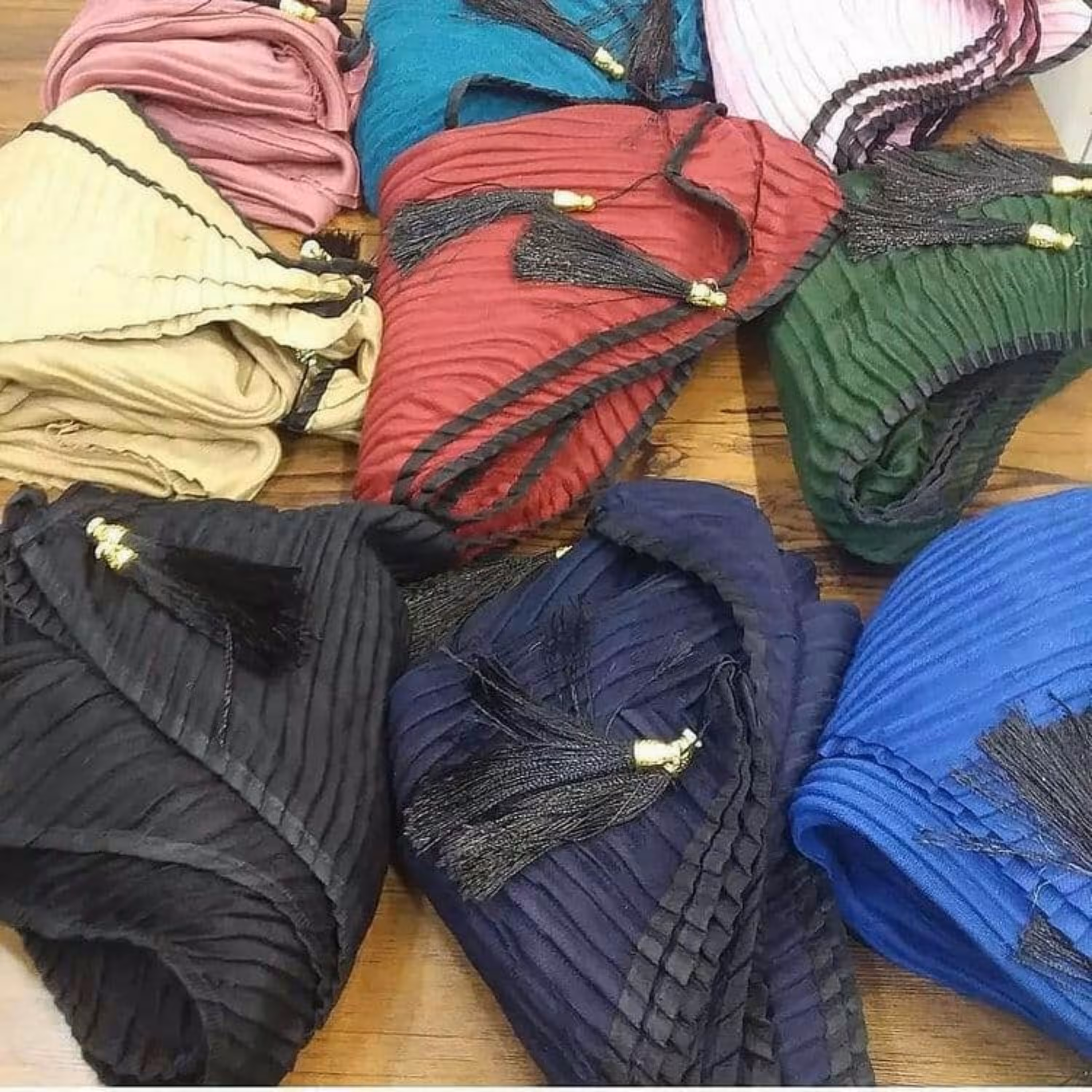 روسری پلیسه نخی فقط رنگ کرم باقیمانده اسلاید آخر عکسشو گذاشتم ارسال رایگان هست