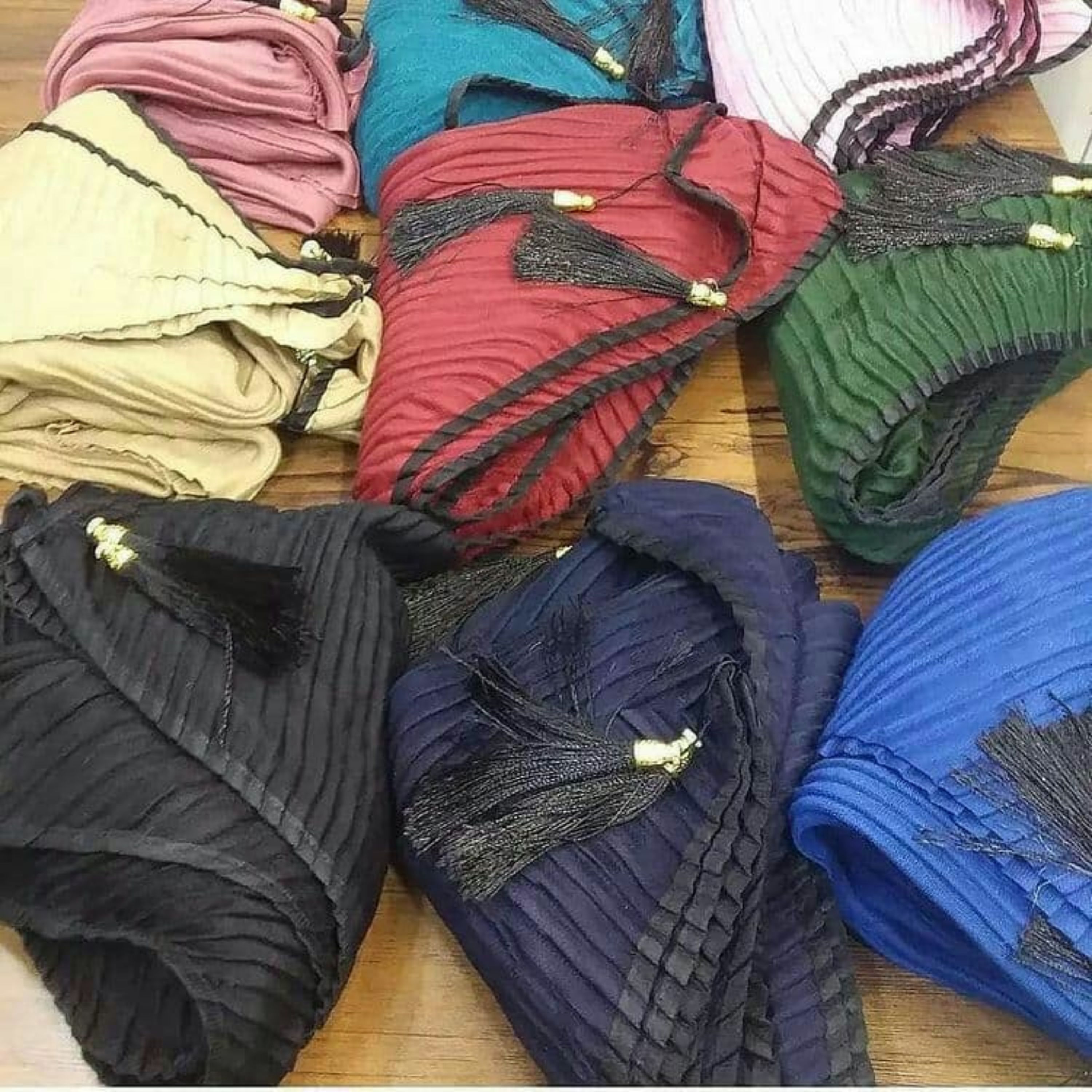 روسری پلیسه نخی فقط رنگ کرم باقیمانده اسلاید آخر عکسشو گذاشتم ارسال رایگان هست