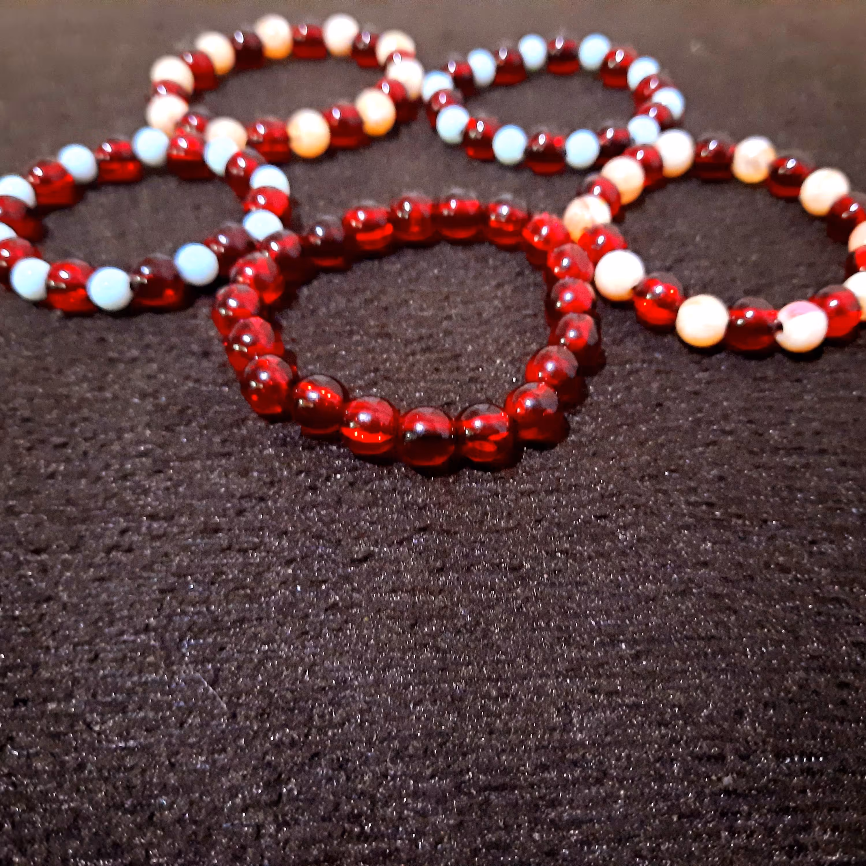 پک 10عددی دستبندهای یلدایی جذاب و دلبر( گیفت،یادگاری)یلدا،عیدنوروز،روزدانش اموز،معلم،کودک