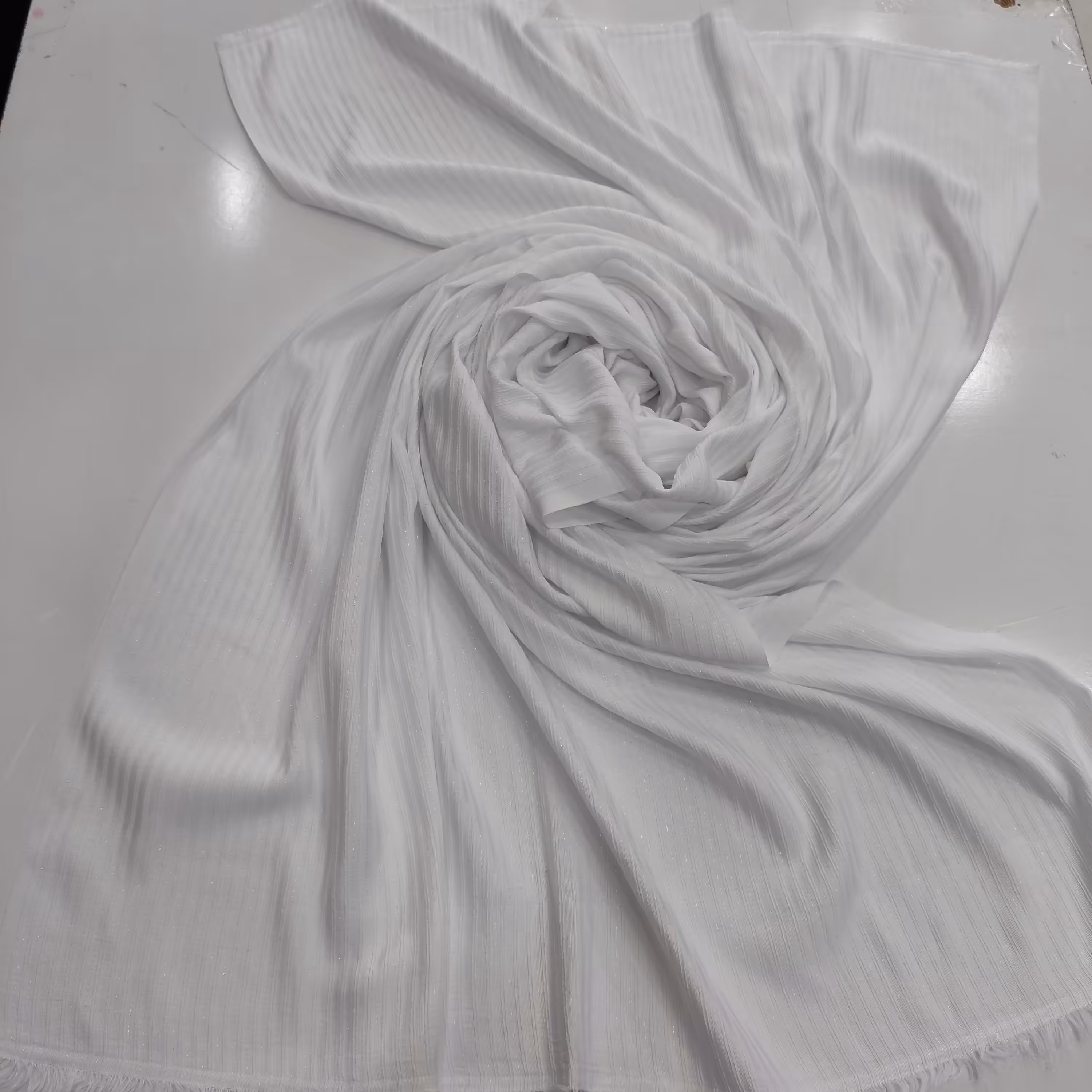 شال سفید راه راه