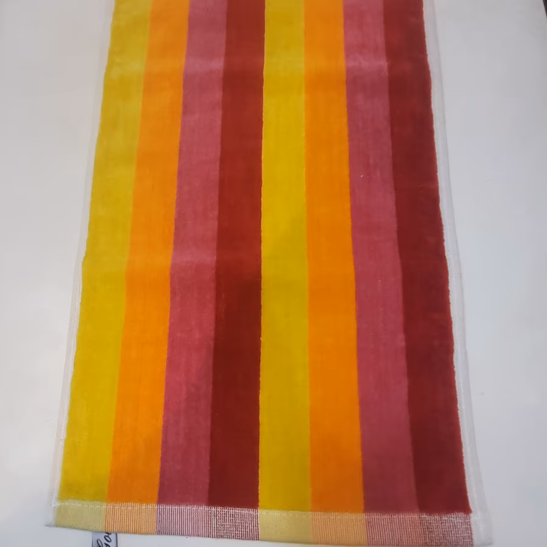 حوله دست و صورت رنگین کمان