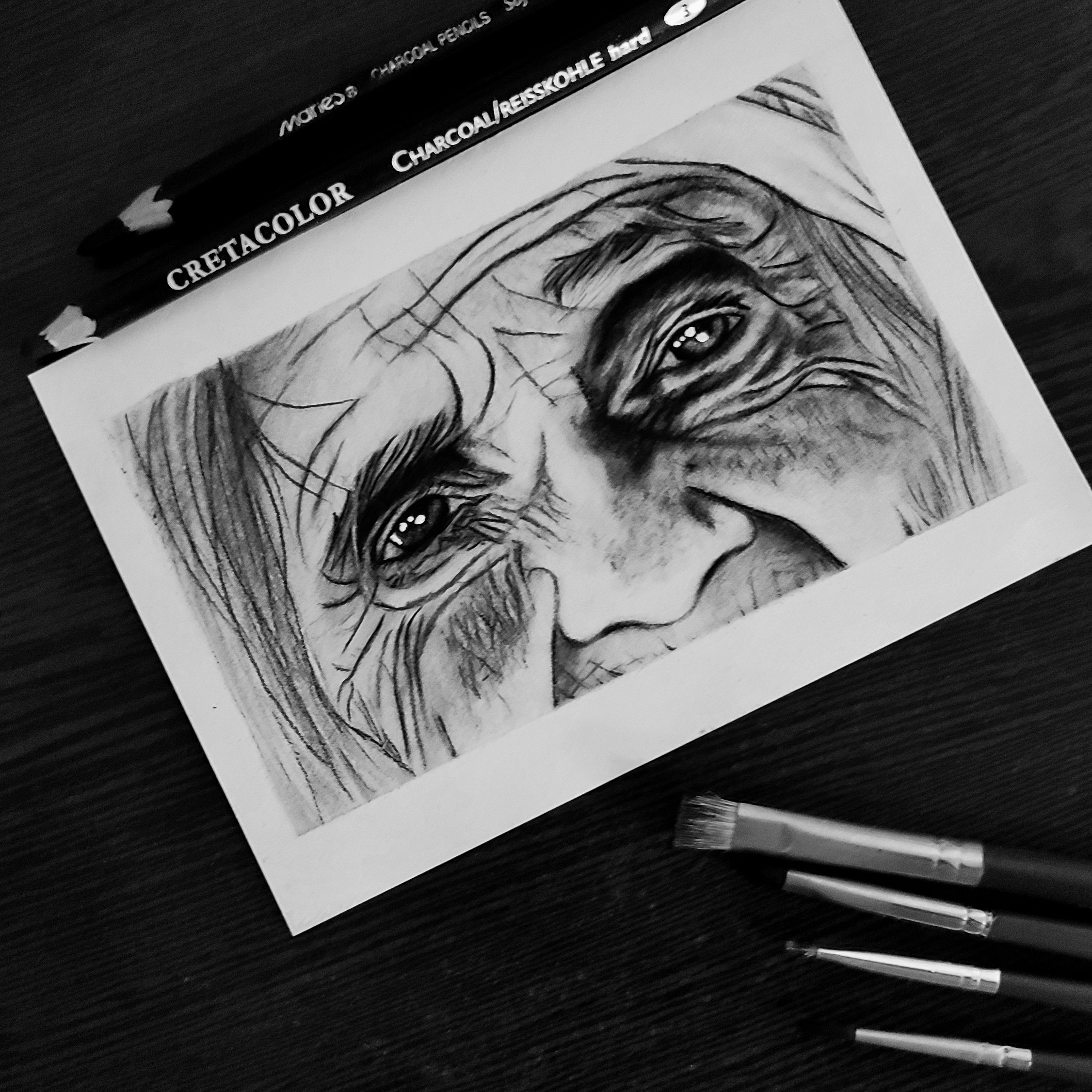 طراحی پرتره پیرزن تکنیک سیاه قلم a3