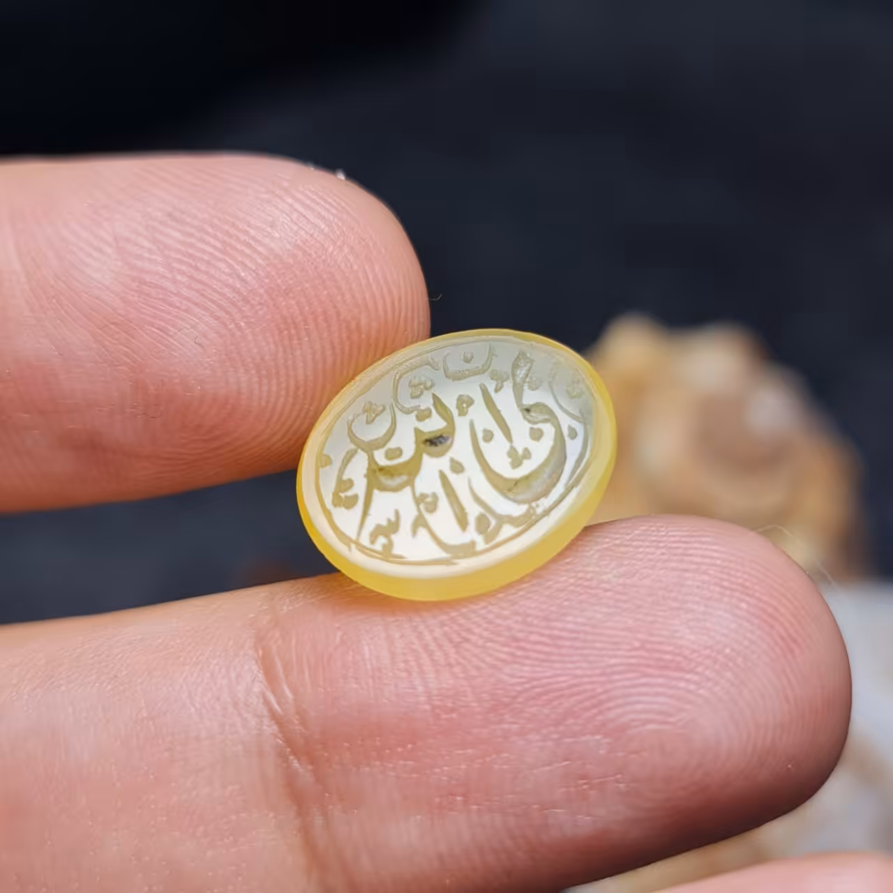  نگین فوق العاده زیبای سنگ عقیق خوش رنگ معدنی با خط زیبای دست
کد  28048
