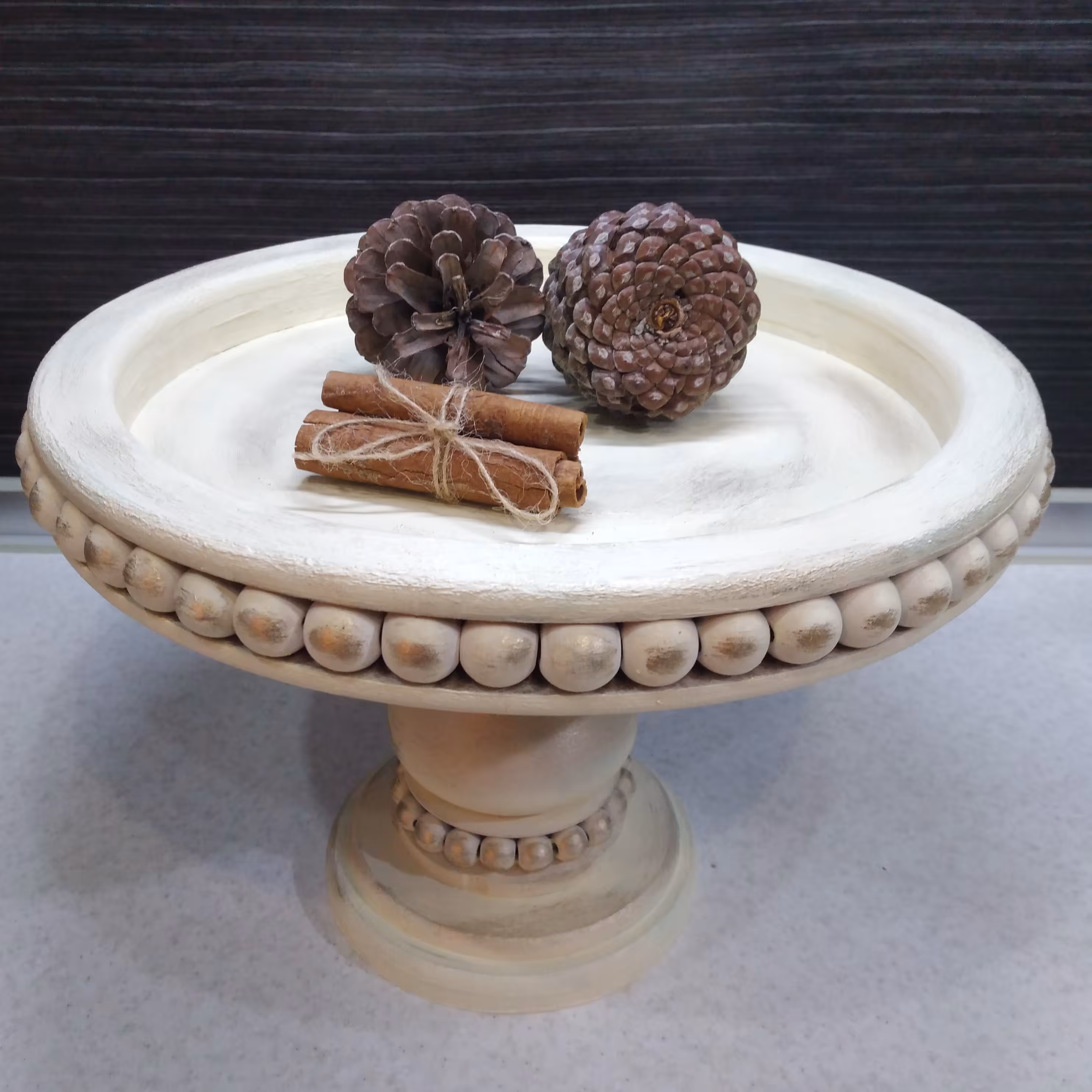 ظرف چوبی پذیرایی (استند کیک)قطر صفحه سی و دو سانت  ارتفاع کل بیست و سه سانت قابل اجرا در رنگ و پتینه دلخواه (بدون درب )