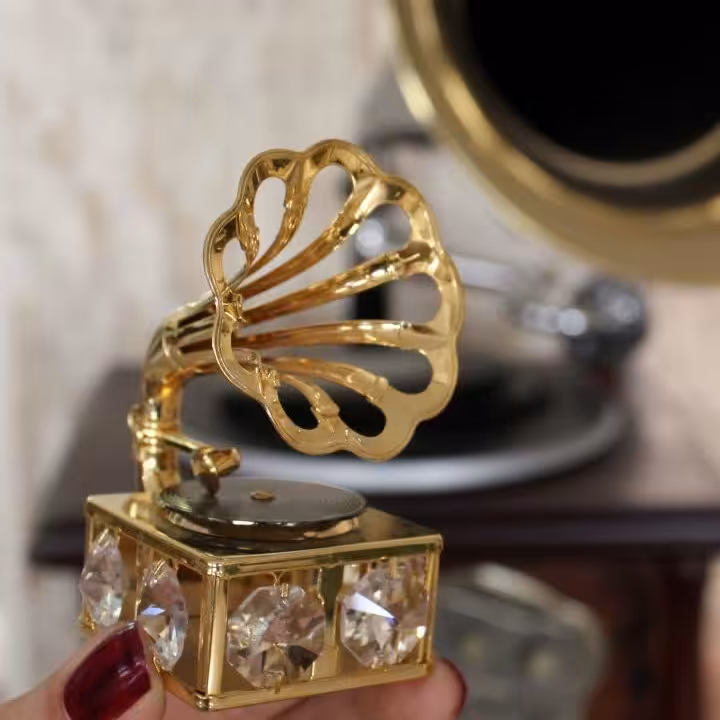 دکوریجات فلزی طلایی طرح گرامافون 