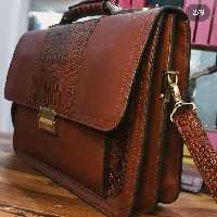 کیف اداری دیپلمات و لپتاپ و دوشی و چرم طبیعی دست دوز  کار همه سفارش هست لطفا در خرید خود دقت کنید (پس کرایه)