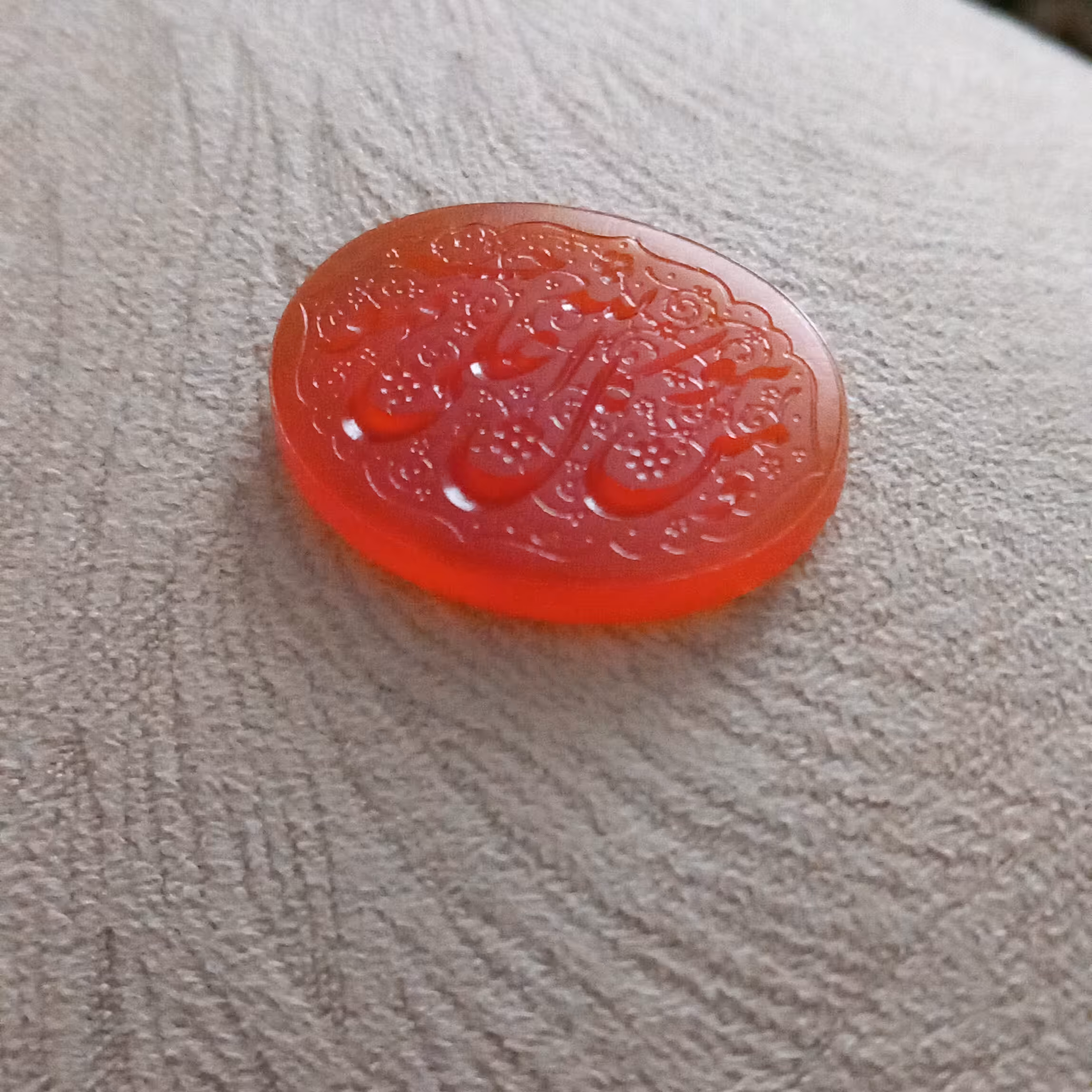 عقیق سرخ خراسان ،خطی و امضاء دار ،سرخ و خوش آب، مناسب گردنی و انگشتر .