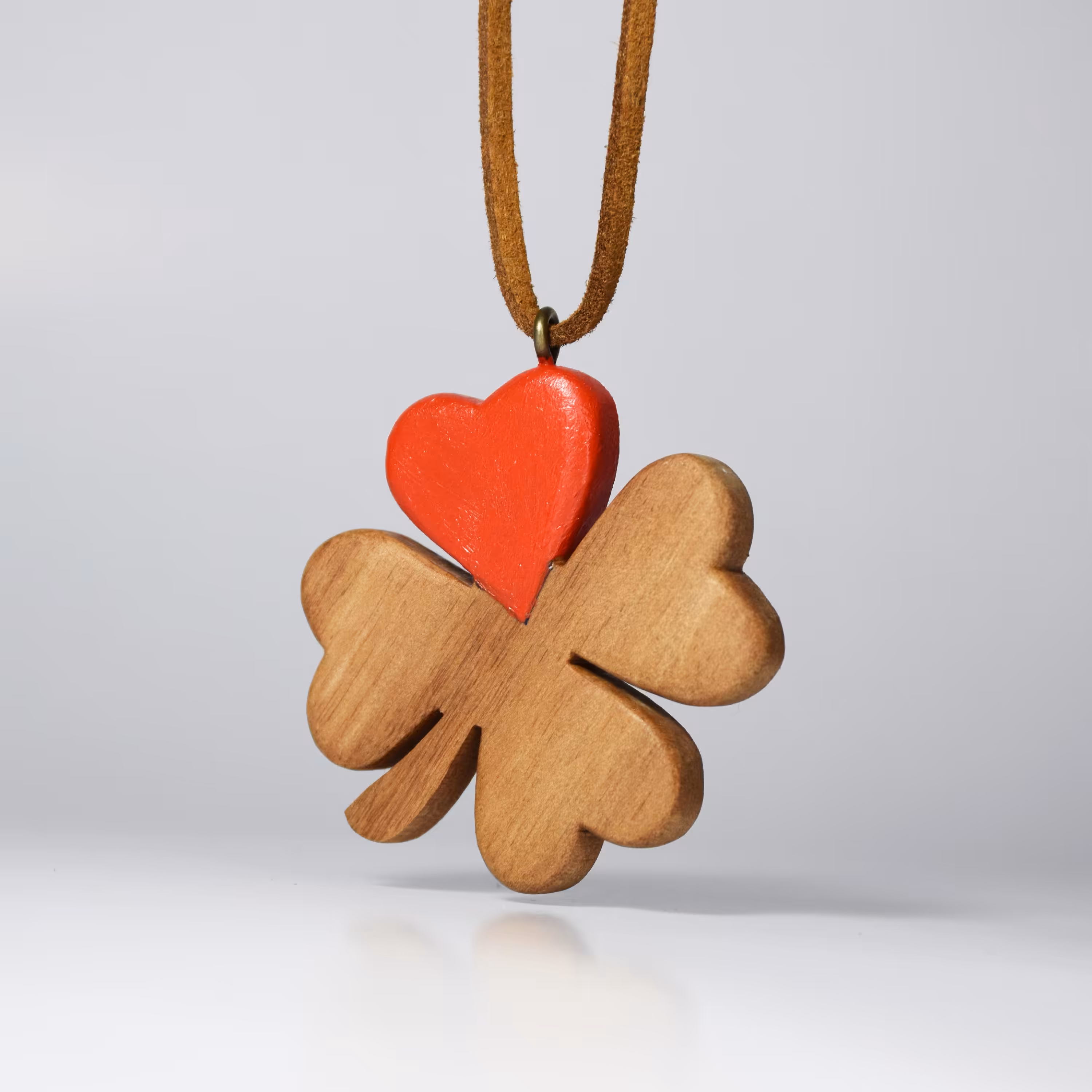 گردنبند چوبی شبدر چهار پر از جنس چوب گلابی