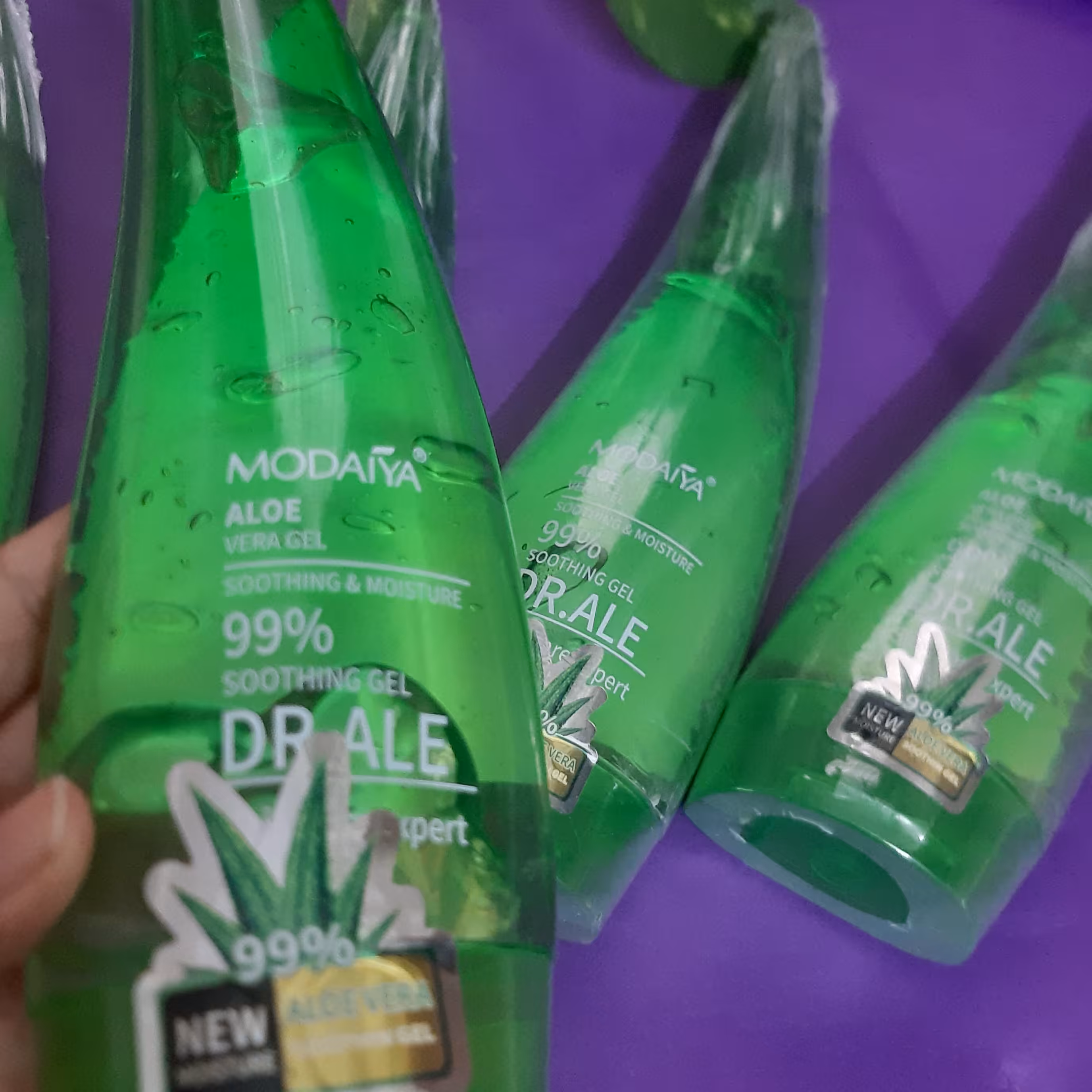 بمب ابرسان پوست آلوئه ورا 99 درصدروشن ککننده و ابرسان قوی پوست از دهیدراته شدن پوست جلوگیری میکنه🥰