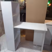 میز تحریر و کتابخانه