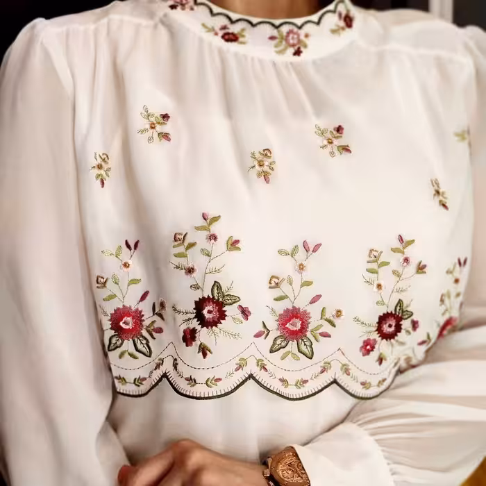 مدل آی نور
شومیز گلدوزی خوشگل
جنس حریر
دارای تاپ
دارای سایز 38تا52