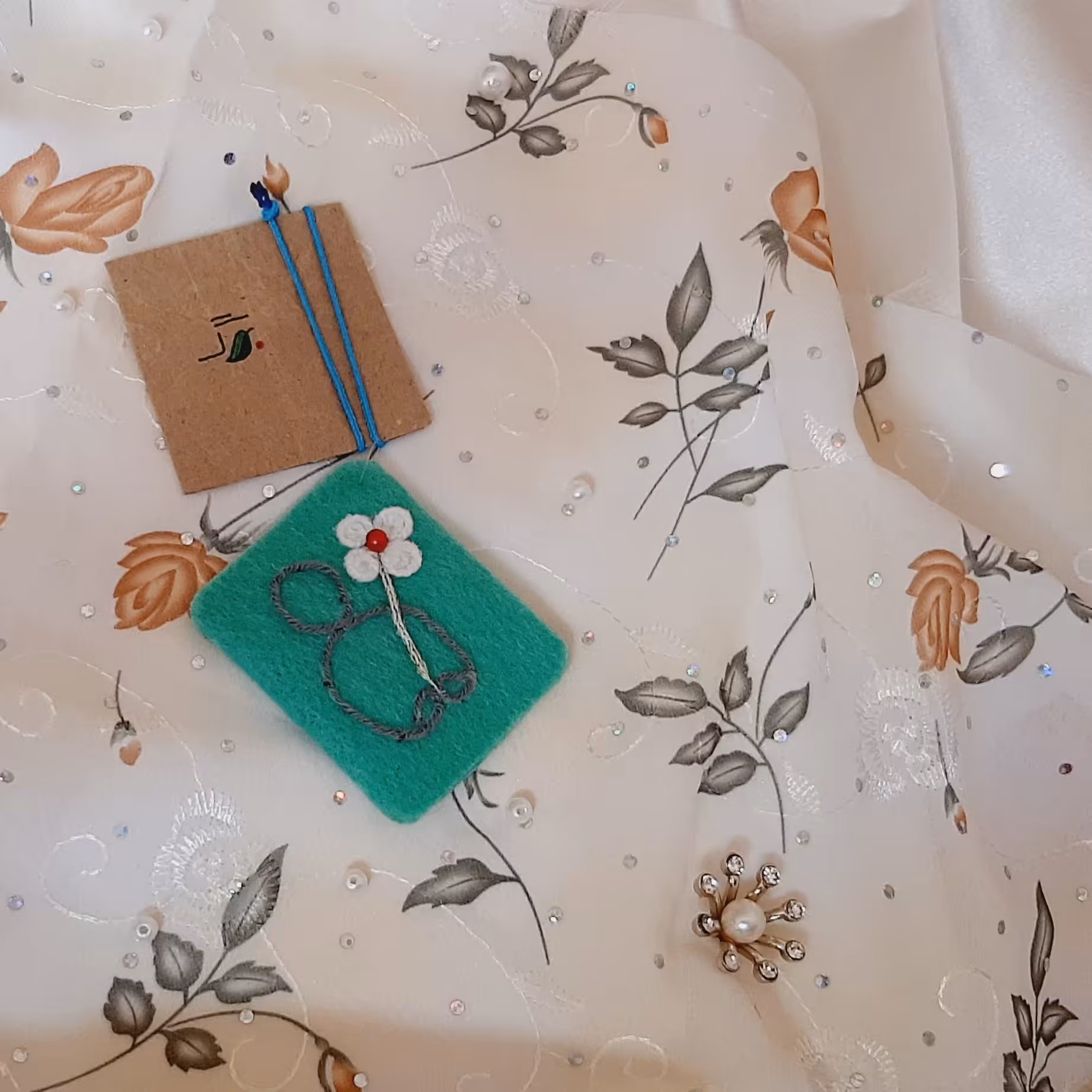 آویز  ماشین دست‌دوز نمدی طرح آدمک و گل🌺