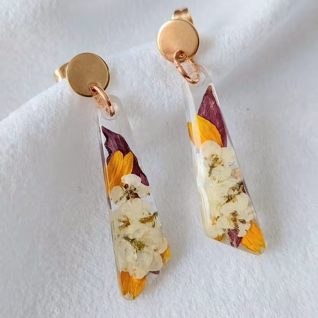 گوشواره رزینی کار شده با گل خشک