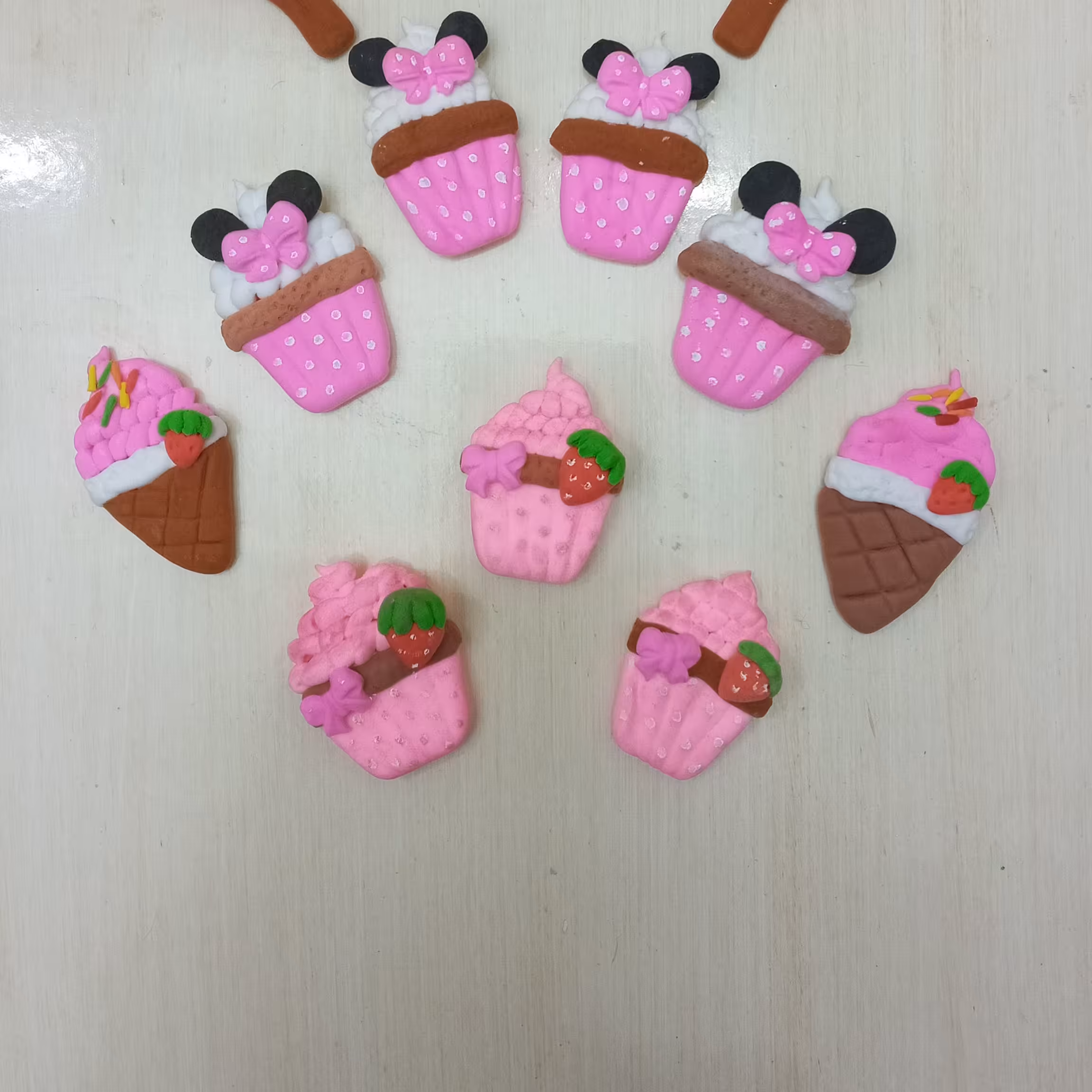 رو یخچالی، یا مگنت یخچالی ساخته شده از خمیر فوق سبک کلی، وزن محصول 2 الی 3 گرم و رنگ بندی به  دلخواه مشتری محترم