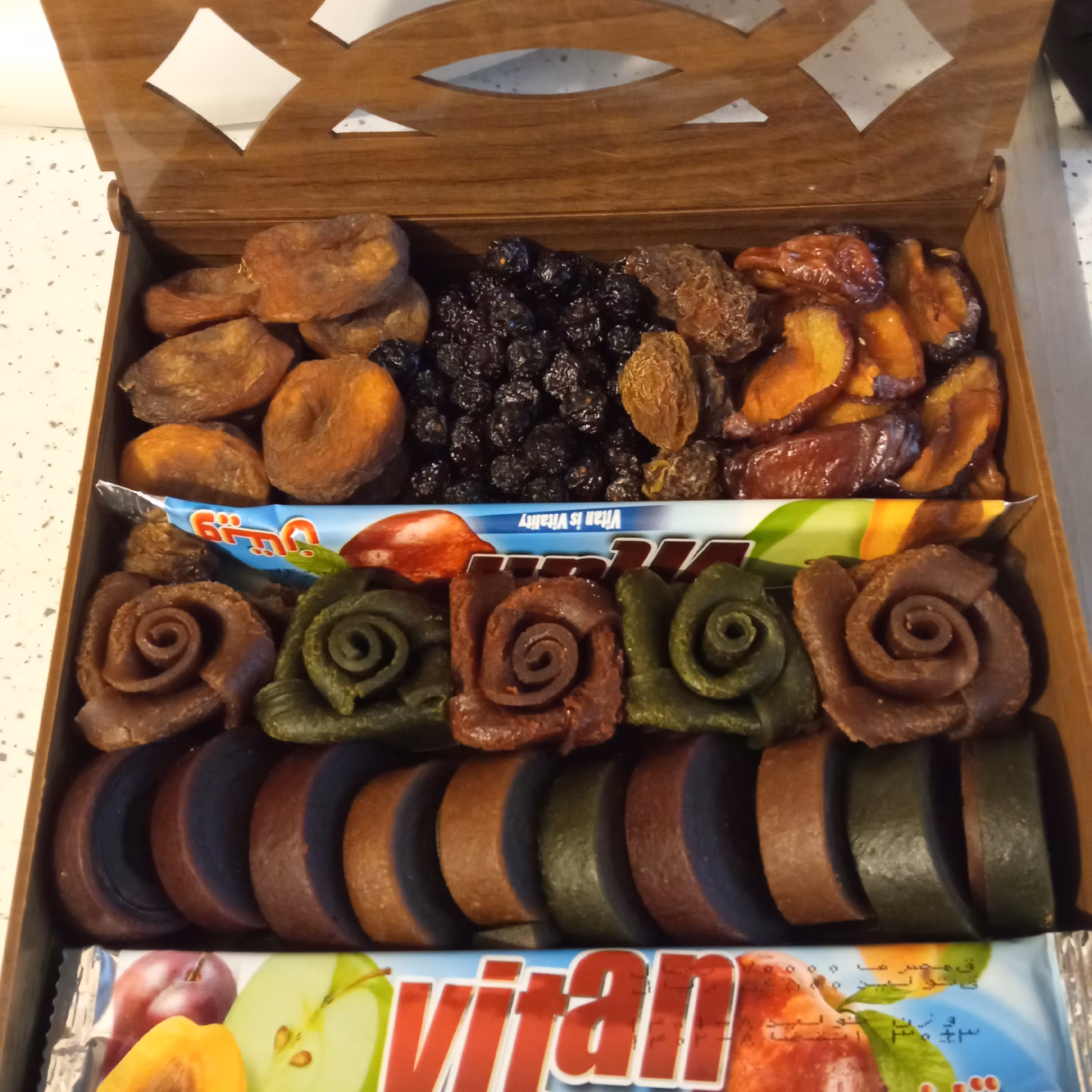 باکس کادویی لواشک و میوه خشک 