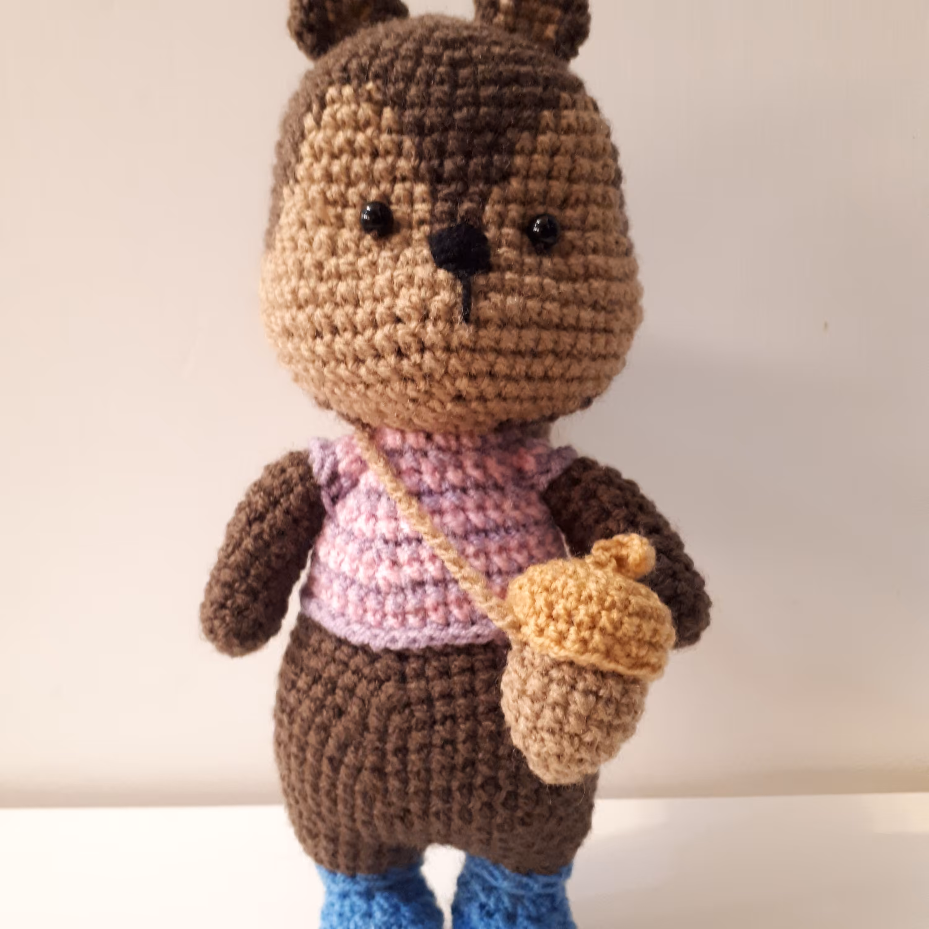 عروسک قلاب بافی سنجاب کیف بلوطی به دوش با 21 سانتی متر قد