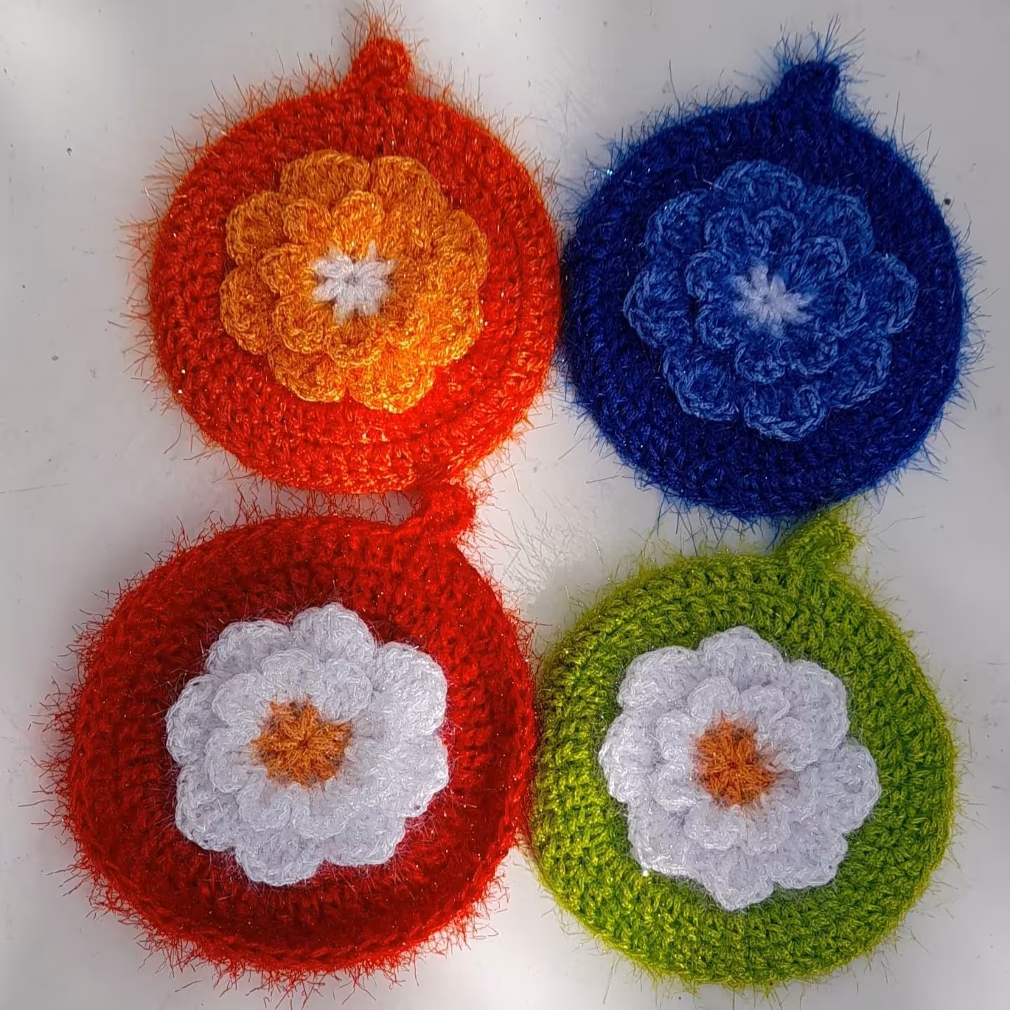 اسکاچ های گل خوشگل و جذاب بافته شده با بهترین کاموا سوزنی در رنگ بندی مختلف (پس کرایه)