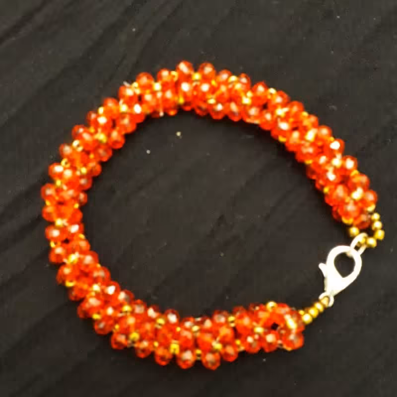 منجوق بافی بدلیجات. دستبند کریستالی بافته شده از کریستال و منجوق با رنگهای مختلف 