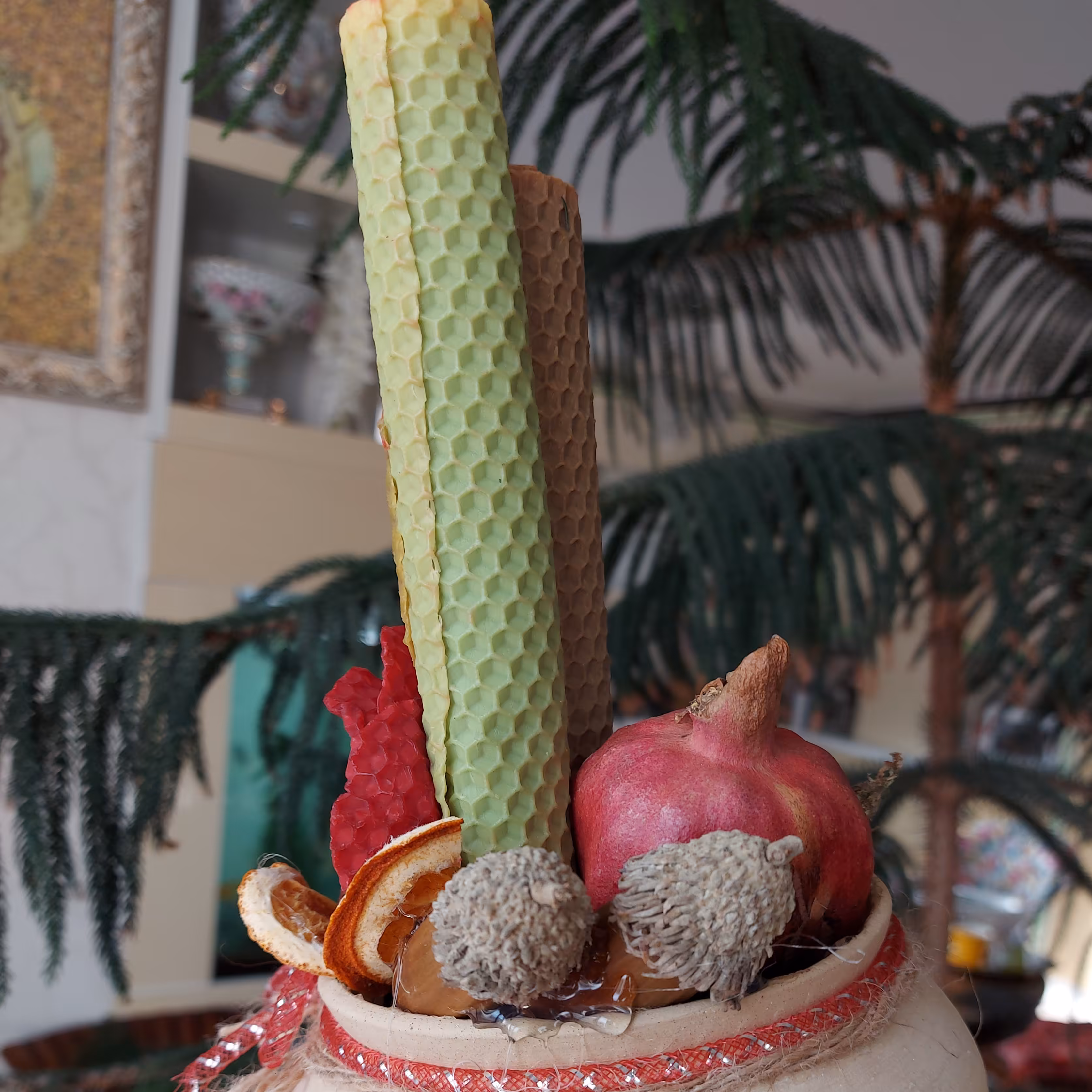 شمع موم عسلی دوتایی  رز قرمز دار تزیین شده در ظرف سفال