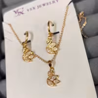 نیم ست طرح قو با رنگ ثابت و ضد حساسیت همراه زنجیر و گوشواره 