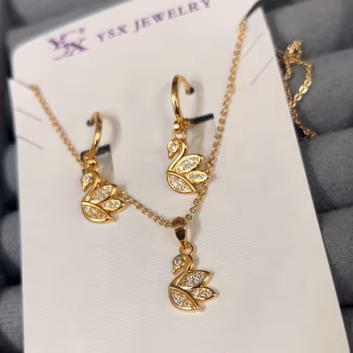 نیم ست طرح قو با رنگ ثابت و ضد حساسیت همراه زنجیر و گوشواره 