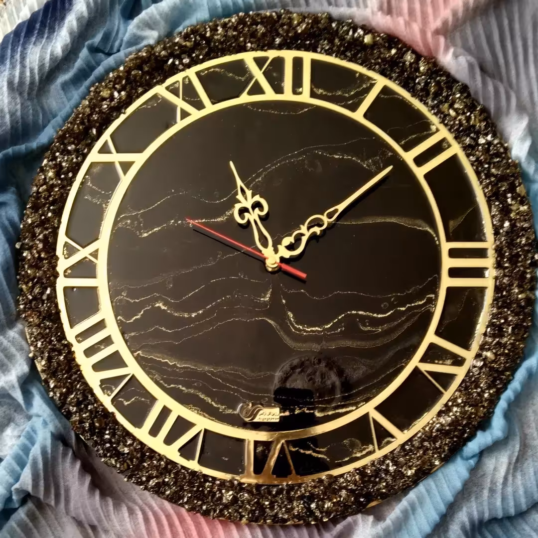 ساعت دیواری رزینی رنگ مشکی طلایی