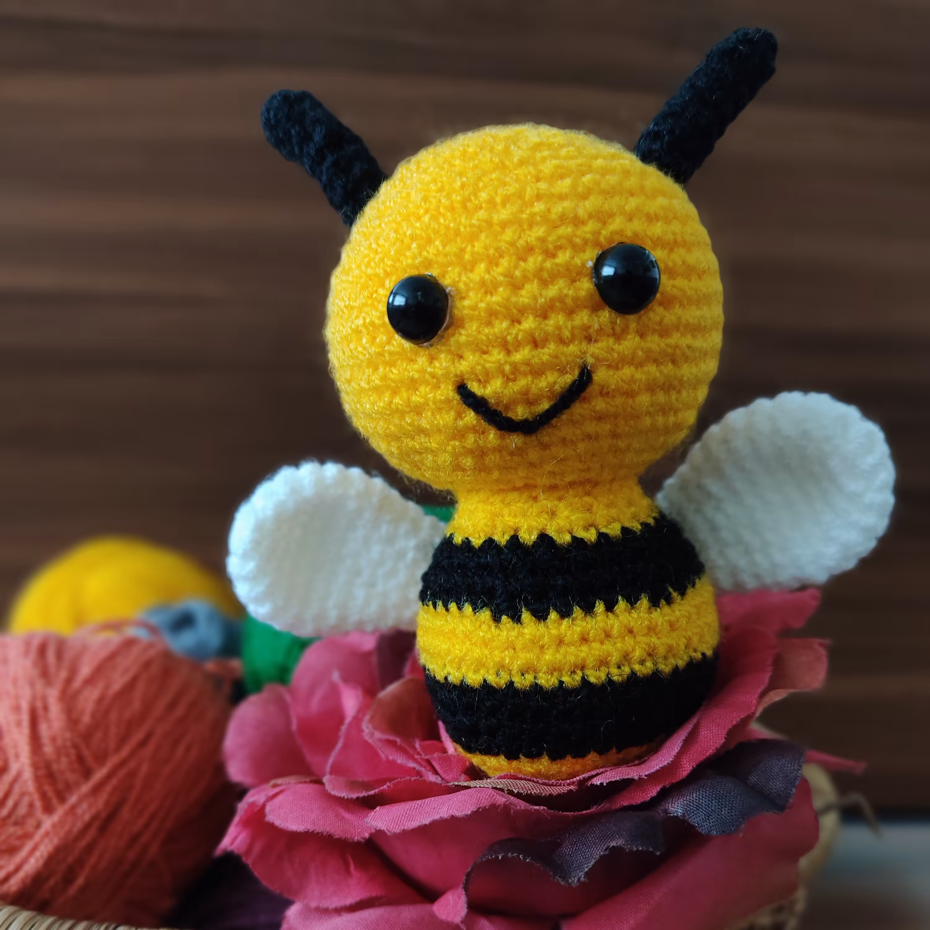 عروسک دست بافت آویززنبور(عروسک بافتنی)(جاسوئیچی)اسباب بازی)